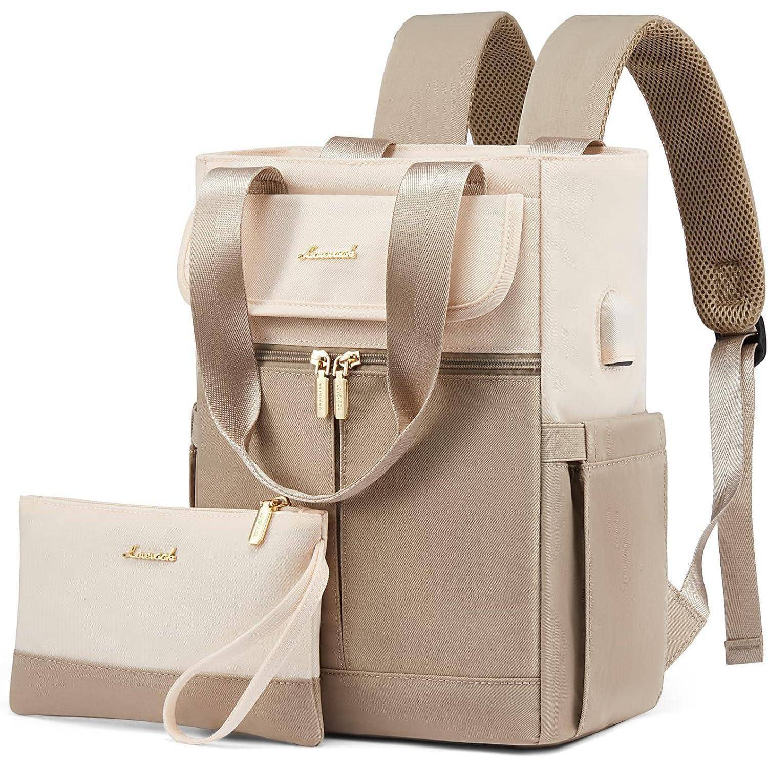 Ein beiger und brauner Rucksack mit einer vorderen Reißverschlusstasche, goldenen Reißverschlüssen und einer passenden Tasche, der zum bequemen und stilvollen Tragen entwickelt wurde.