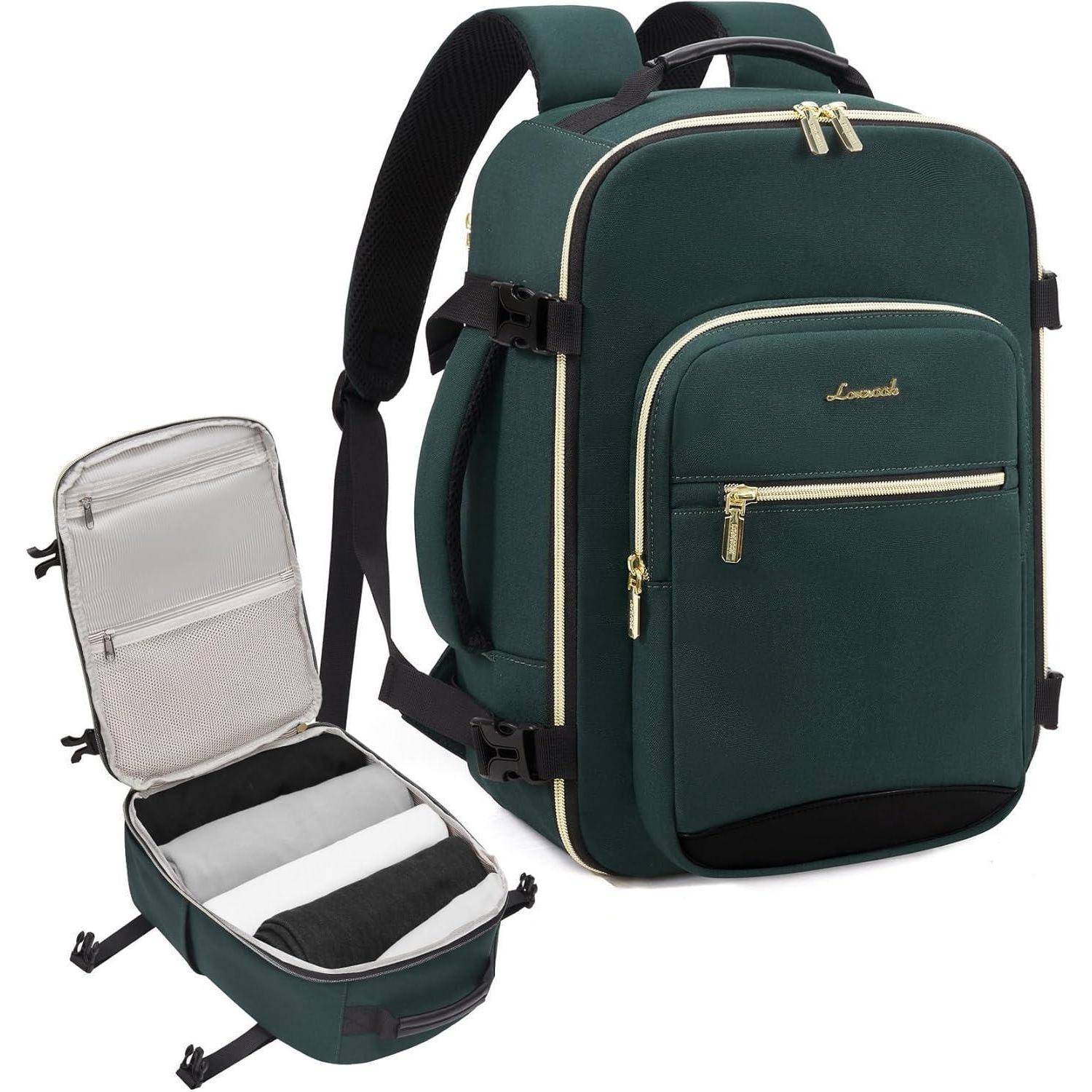 Dunkelgrüner Reise-Rucksack mit goldenen Reißverschlüssen, ausgestattet mit mehreren Fächern und einem abnehmbaren Packwürfel, der davor platziert ist.