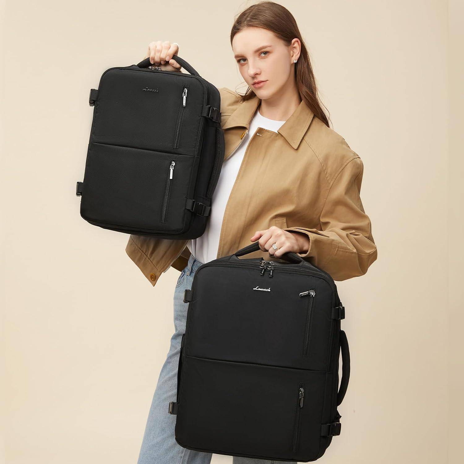 Eine Person, die zwei schwarze Rucksäcke trägt und deren Größe und Merkmale demonstriert. Die Person trägt eine beige Jacke und steht vor einem einfarbigen Hintergrund.