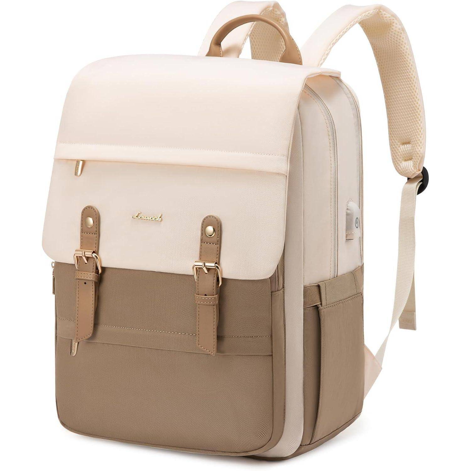 Ein beige-brauner Rucksack mit verstellbaren Trägern, versehen mit einer Klappe mit Schnallen zum Verschließen und seitlichen Taschen.