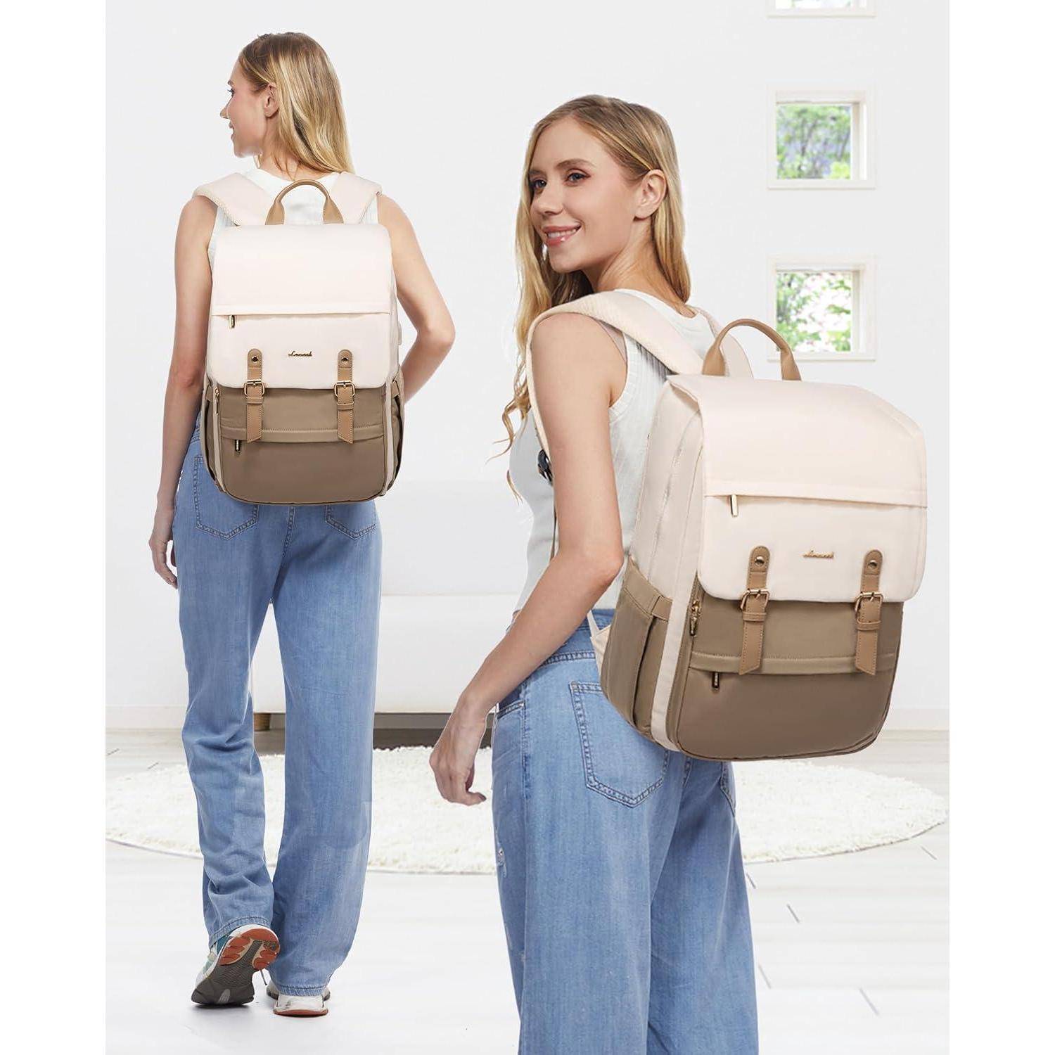 Eine Frau in blauen Jeans und einem weißen Top präsentiert einen beigen und braunen Rucksack in einem hellen Raum und zeigt dessen Design aus verschiedenen Perspektiven.