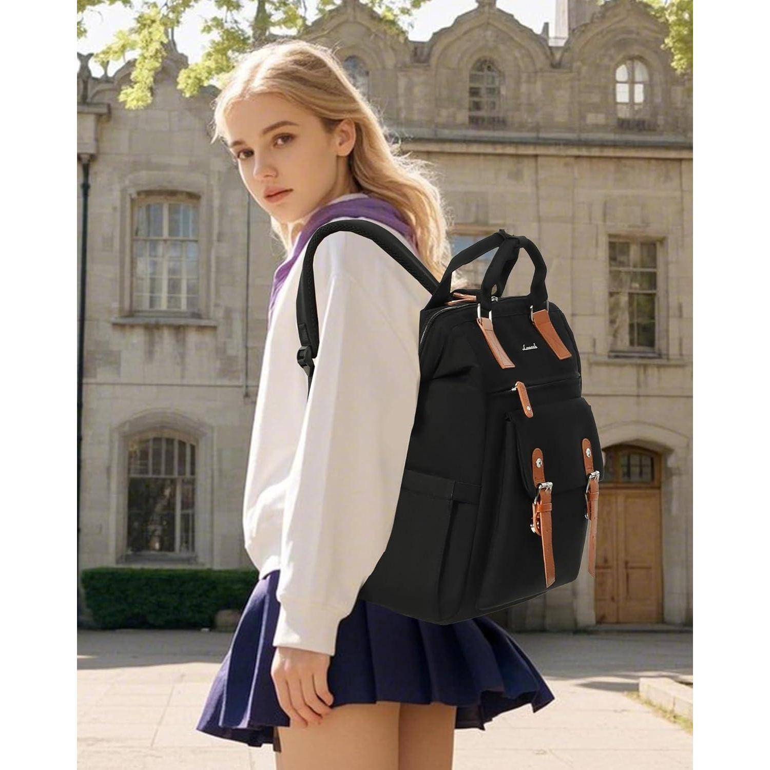 Eine junge Person mit einem Rucksack steht vor einem alten Steingebäude, trägt einen weißen Pullover und einen blauen Rock, mit Bäumen im Hintergrund.