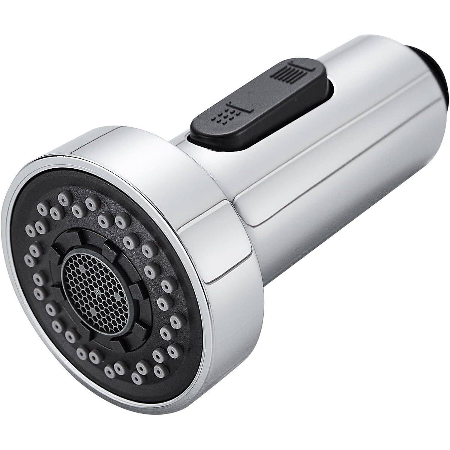 Eine abnehmbare Duschbrause aus Silber mit mehreren Sprühdüsen und einem schwarzen Bedienungsknopf zum Einstellen der Wasserflusseinstellungen.