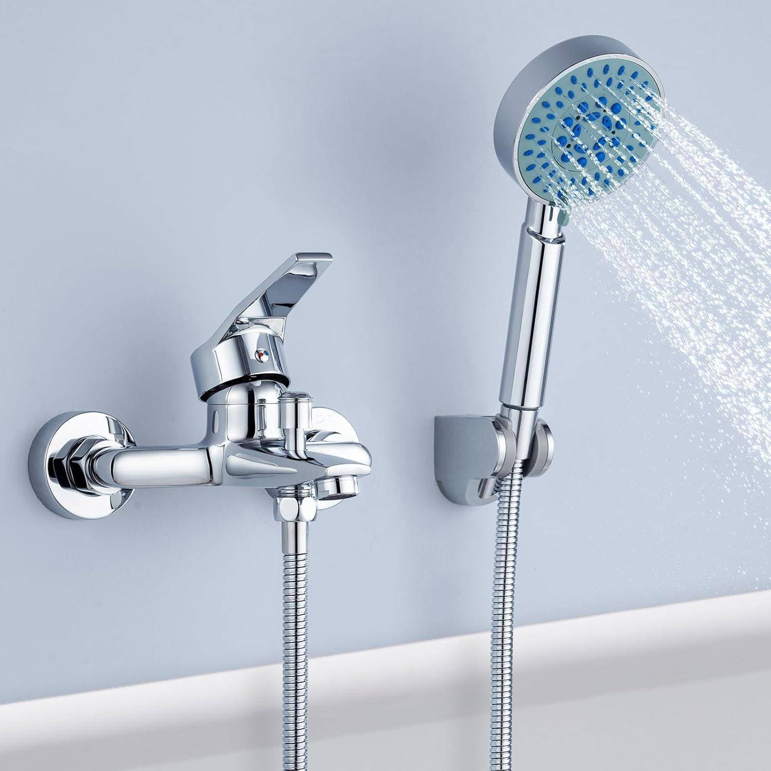 Eine glänzende Chrom-Handbrause mit sprühendem Wasser, die an einer wandmontierten Halterung vor einer hellblauen Badezimmerwand befestigt ist.