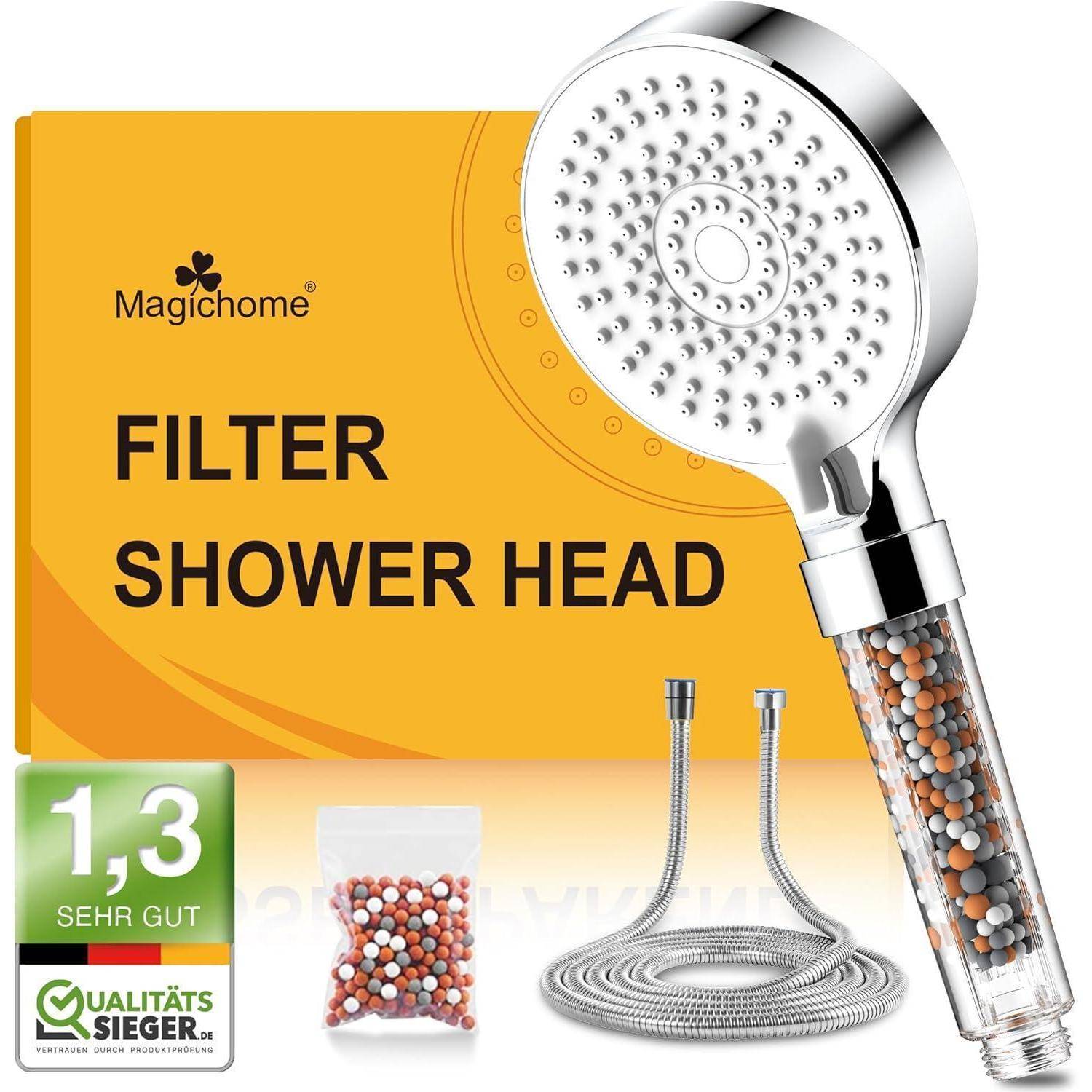 Ein Duschkopf mit Filtersystem mit Mineralkügelchen, zusammen mit einem flexiblen Schlauch in einer Schachtel mit der Aufschrift 