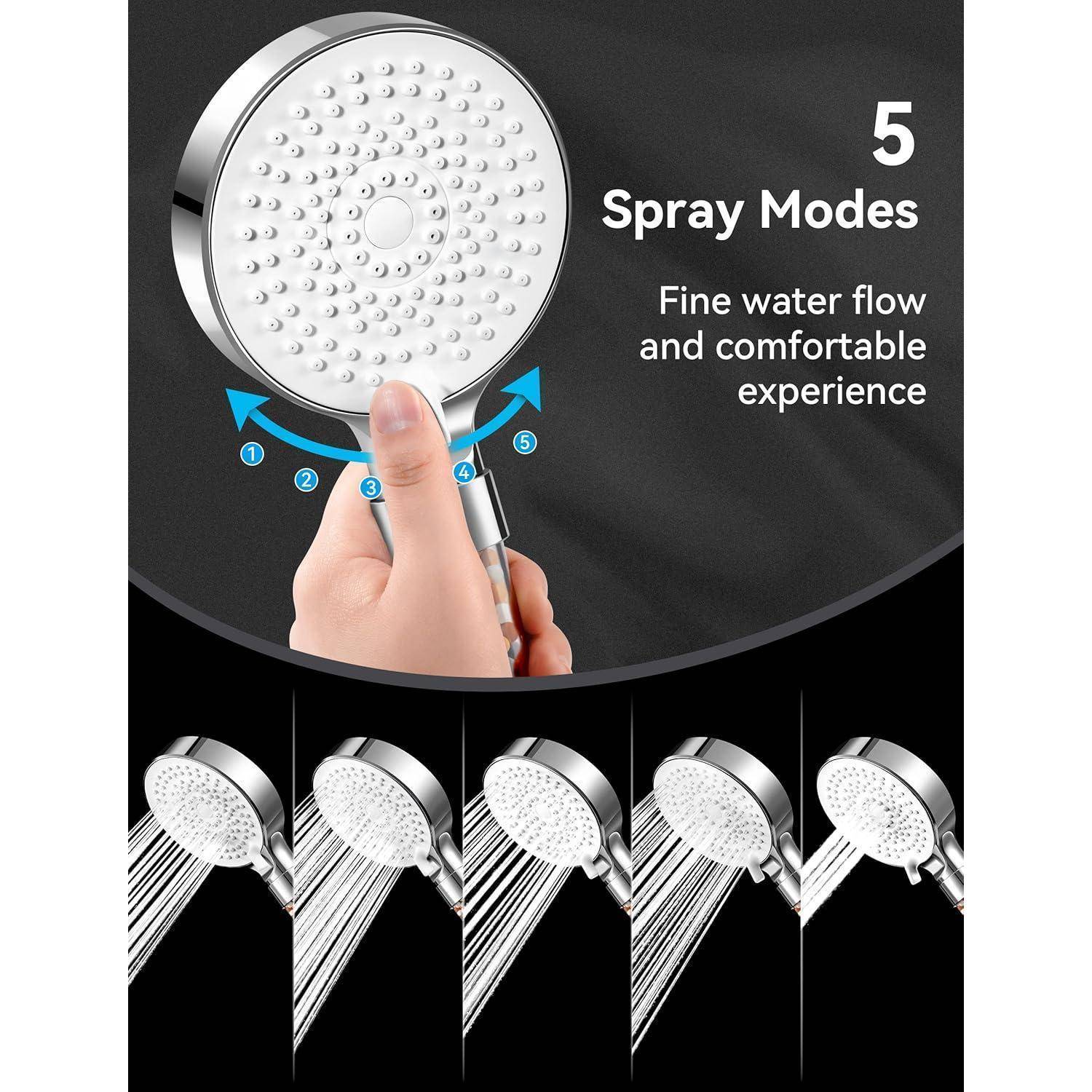 Eine Hand, die einen Duschkopf hält, auf dem 