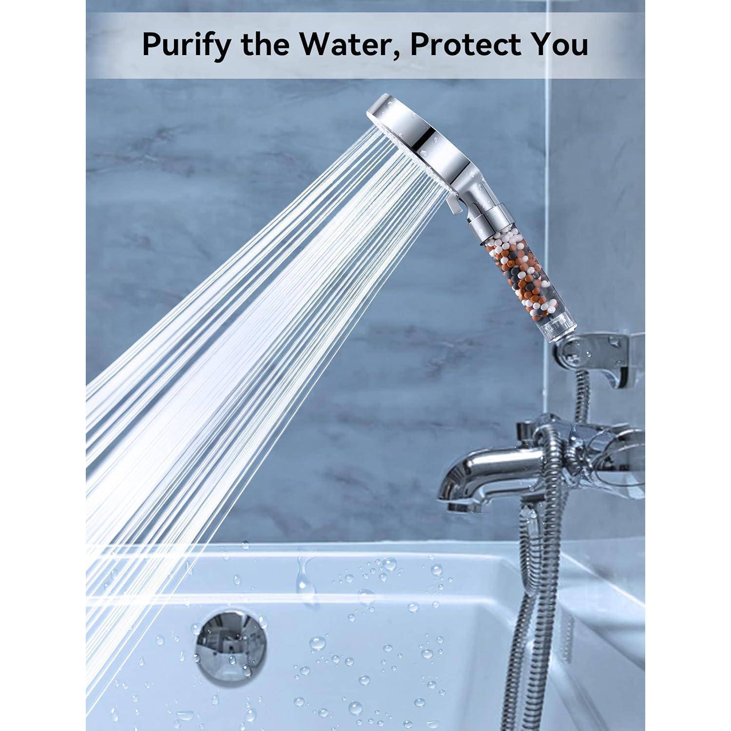 Eine Duschbrause mit integriertem Filter, die Wasser in eine Badewanne leitet. Text lautet: 