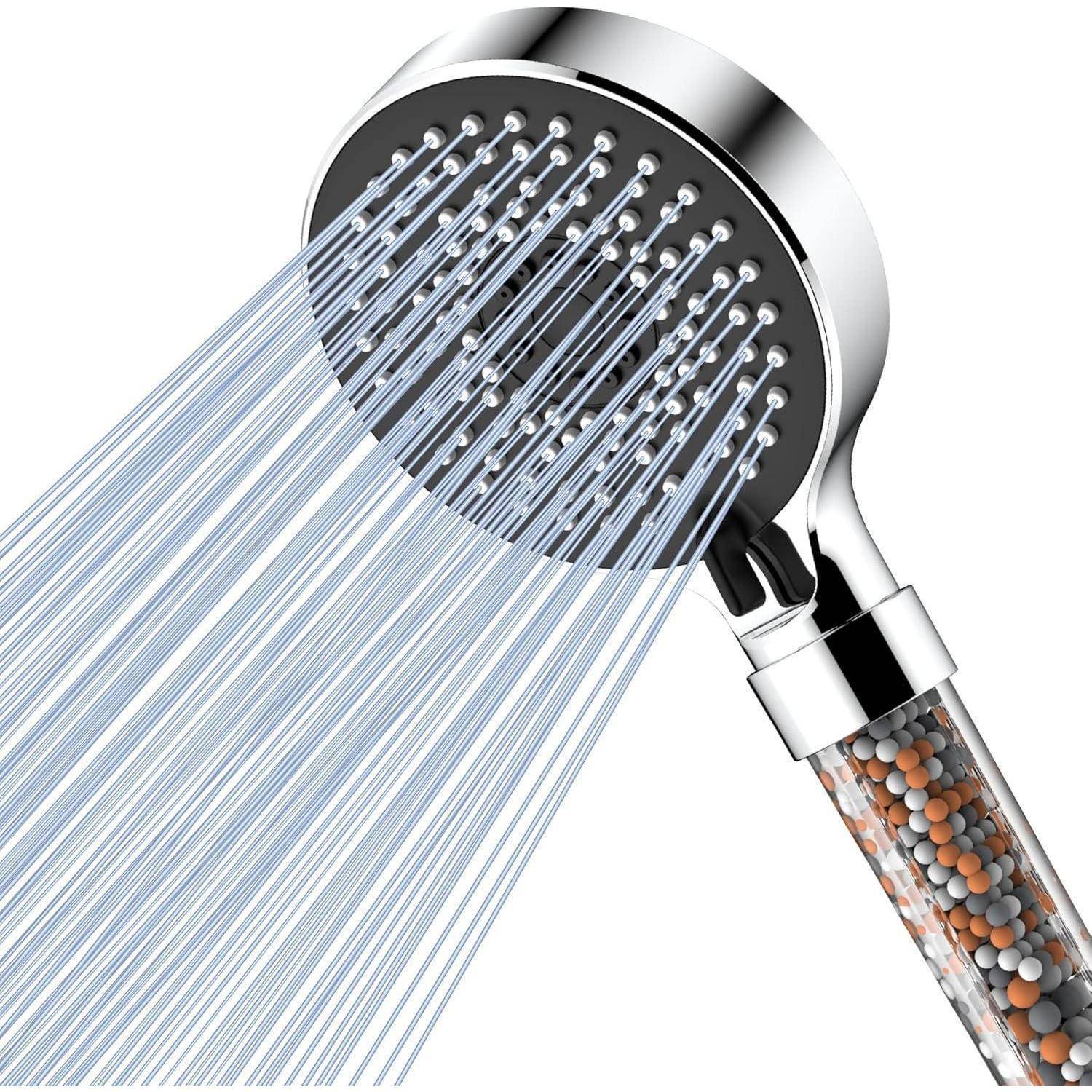 Eine Chrom-Duschbrause mit Wasser, das aus mehreren Düsen spritzt, befestigt an einem Griff, der farbige Filterkugeln enthält.