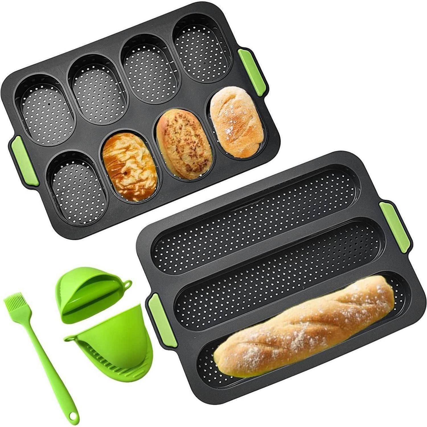 Ein gelochtes Backblech hält verschiedene Brotsorten, darunter eine Baguette. Zubehör umfasst eine Backpinsel und Ofenhandschuhe.