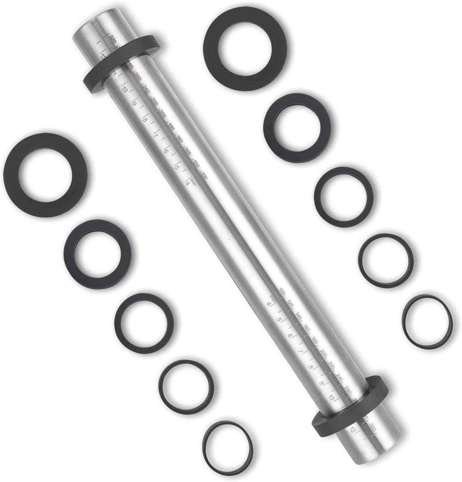 Ein Ringmandrel aus Silber mit Maßeinteilungen, umgeben von verschiedenen Größen schwarzer O-Ringe, verwendet zum Größen und Herstellen von Ringen.