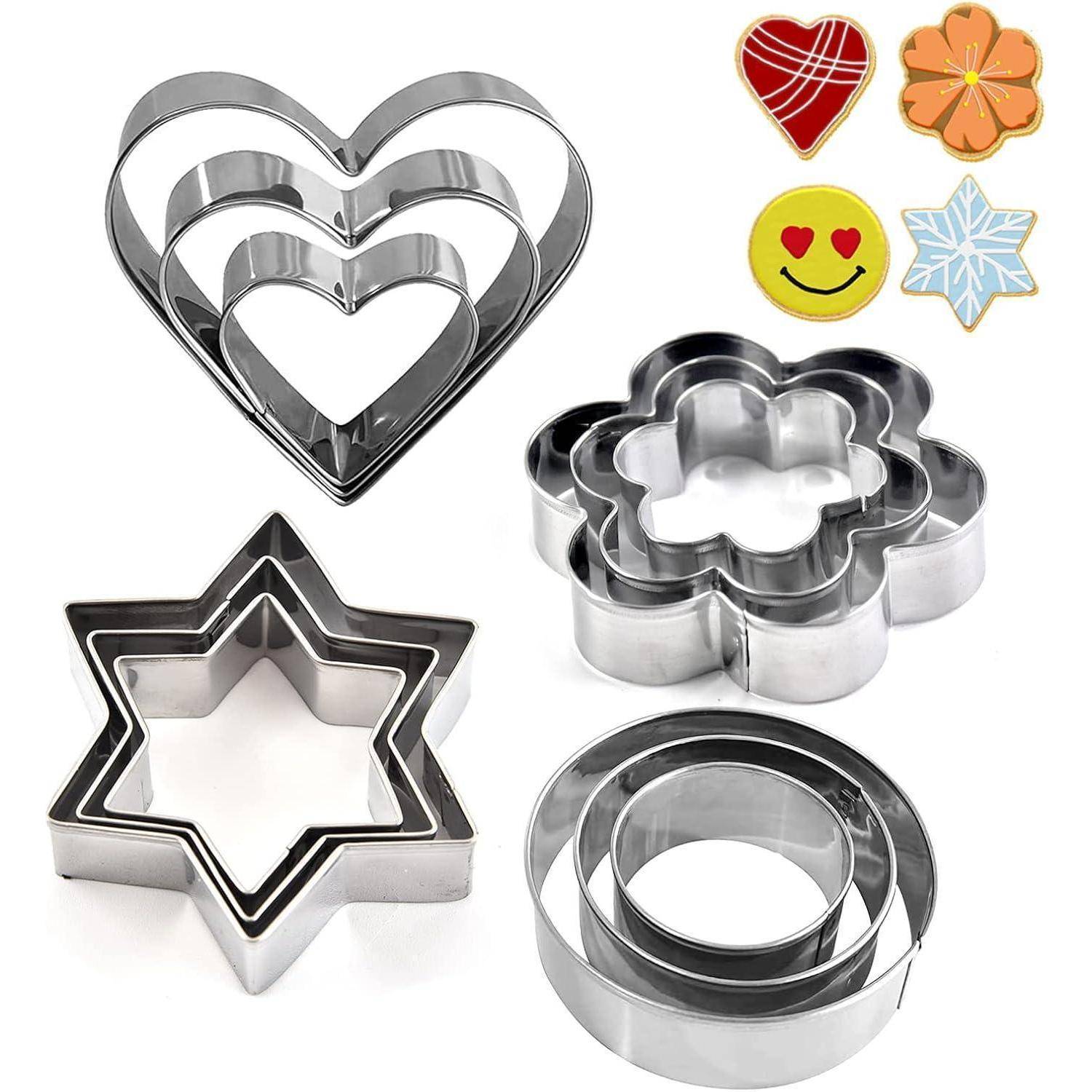 Verschiedene Metallausstechformen in Herzform, Blumenform, Sternform und Kreisform, mit passend verzierten Plätzchen, die mögliche Designs zeigen.