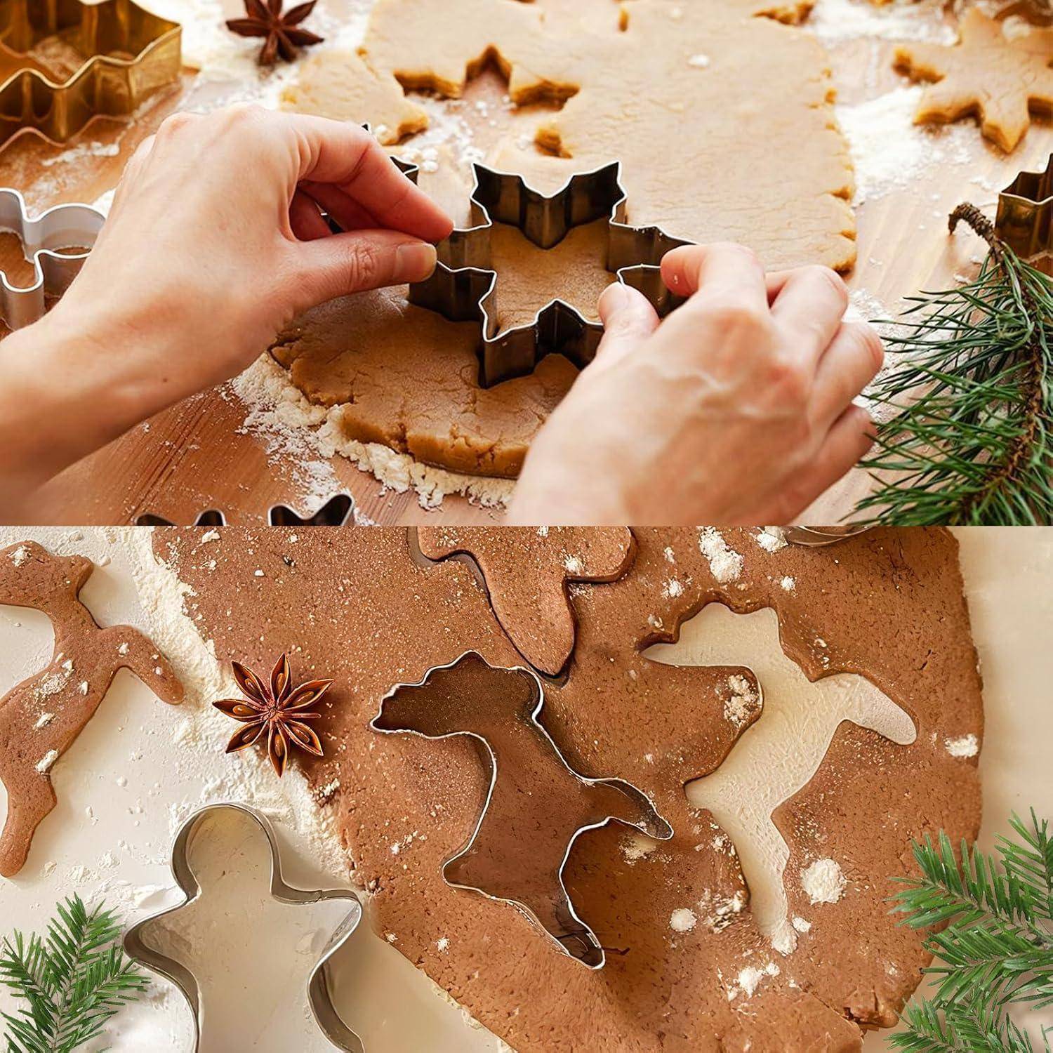Hände, die einen sternenförmigen Ausstechförmchen auf Lebkuchenteig verwenden, umgeben von Tannenzweigen und Anissternen, die festliche Plätzchen kreieren.