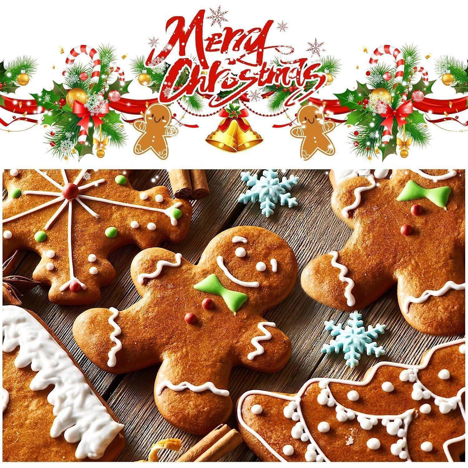 Lebkuchenplätzchen, die mit Zuckerguss verziert und von Schneeflocken umgeben sind. Oben steht 