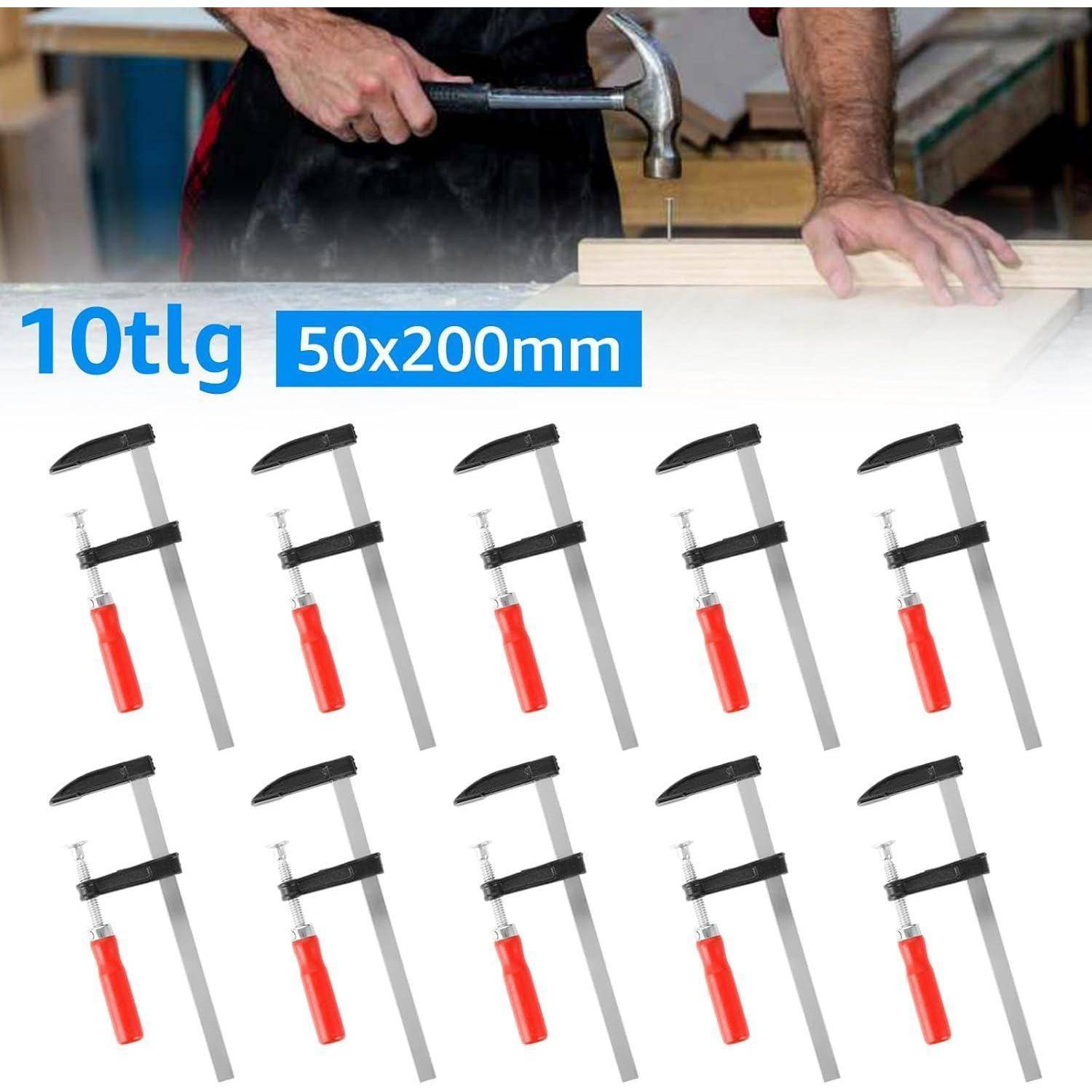 Ein Handwerker, der einen Hammer an einem Werkbank benutzt, wird gezeigt. Darunter sind neun Schraubzwingen mit der Bezeichnung '10tlg 50x200mm', die ihre Größe und Anzahl angeben.