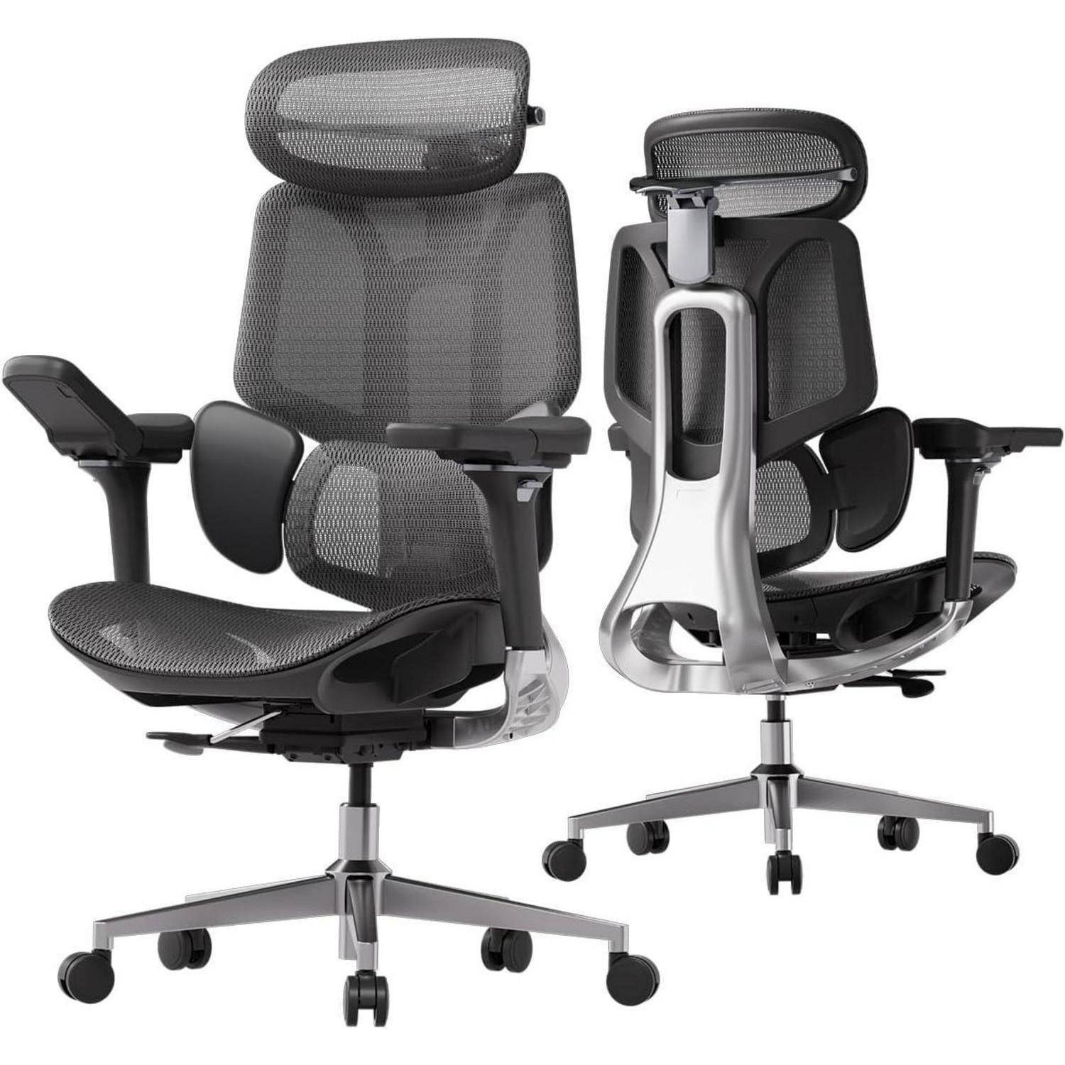 Zwei ergonomische Bürostühle mit Netzrückenlehnen und Kopfstützen, von vorne und von der Seite gezeigt, mit Betonung auf Lordosenstütze und verstellbaren Funktionen.