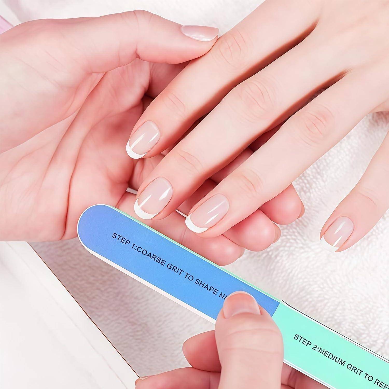 Eine Person feilt die sorgfältig gepflegten Fingernägel einer anderen Person mit einer blau-weißen Nagelfeile, die mit 