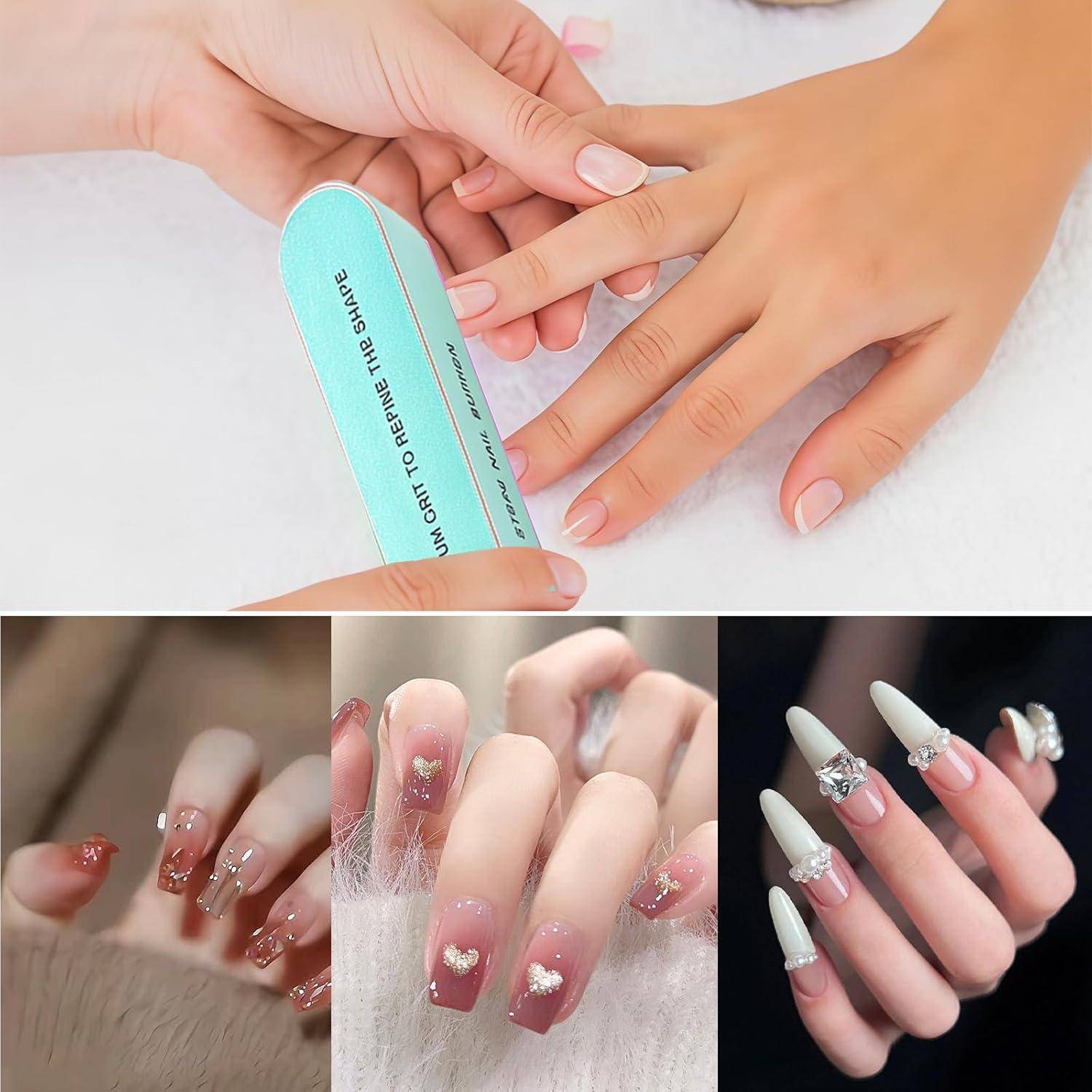 Eine Nahaufnahme von drei Händen, die verschiedene Nageldesign-Stile präsentieren. Die obere Hand hält eine Nagelfeile; die unteren Bilder zeigen Glitzer- und Edelsteindesigns.
