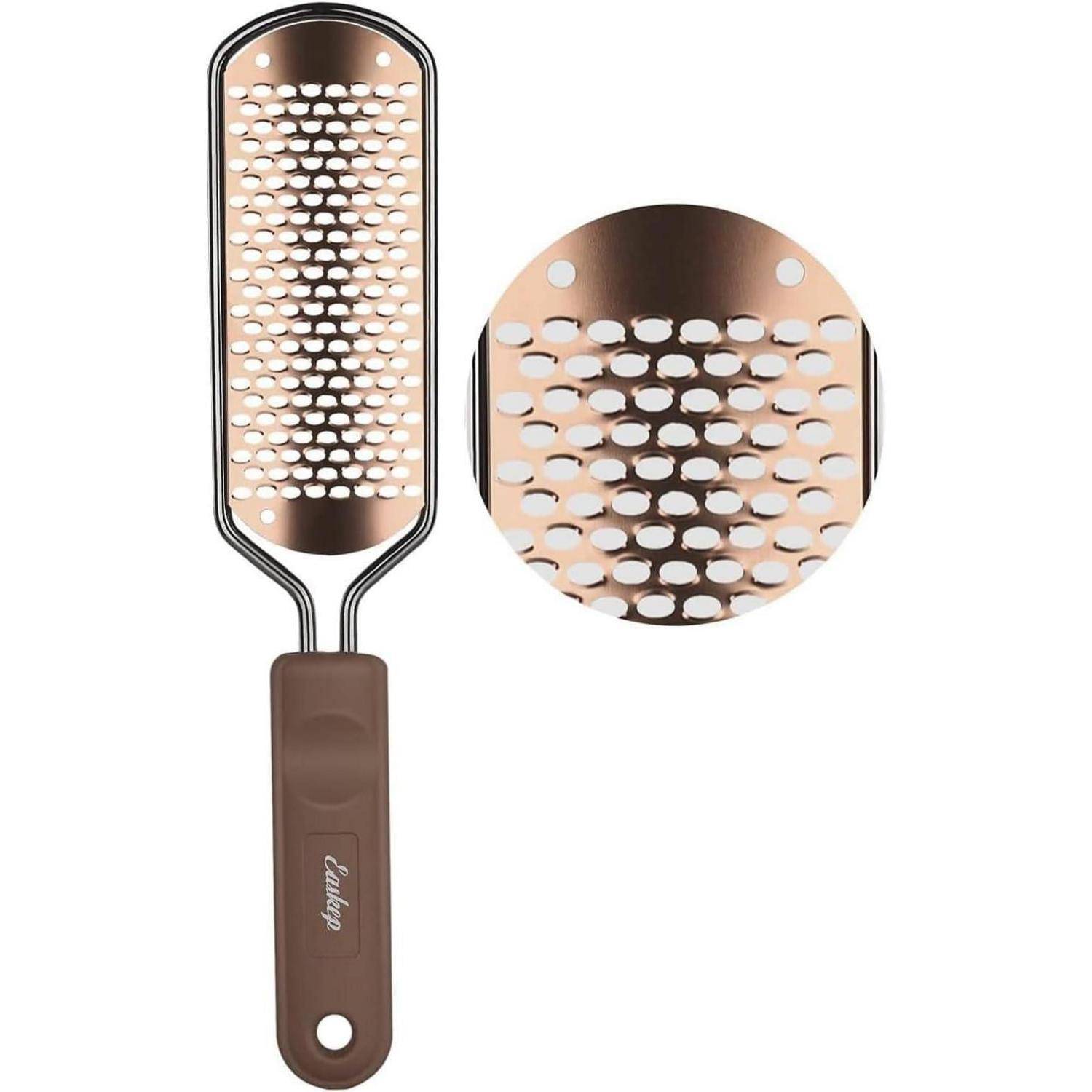 Ein Metallreibe mit Griff, ausgestattet mit Reihen großer ovaler Löcher, verwendet zum Reiben von Käse oder Gemüse.