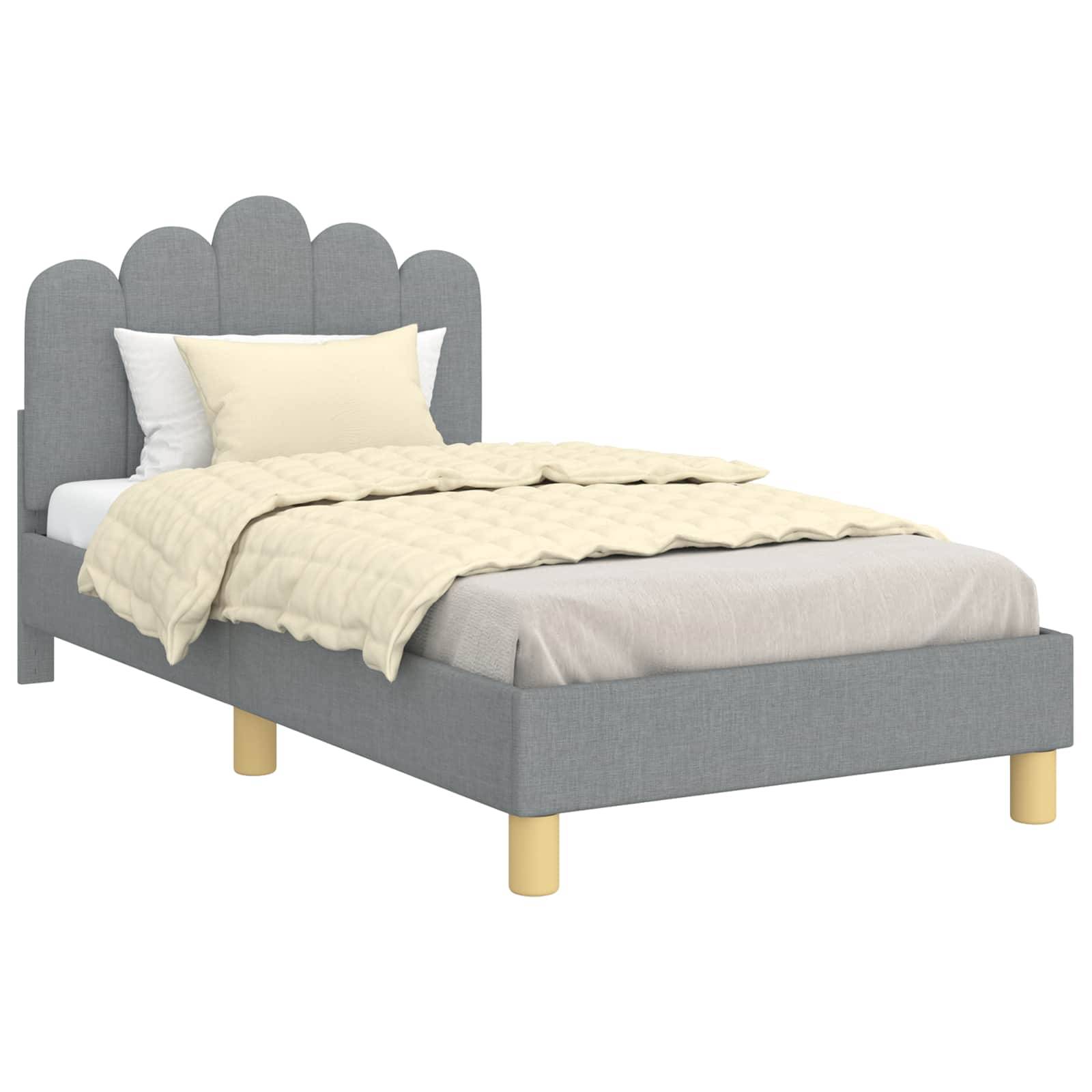 Ein stilvolles grau gepolstertes Bett mit muschelförmigem Kopfteil, eingedeckt mit cremefarbener Bettwäsche und Kissen.
