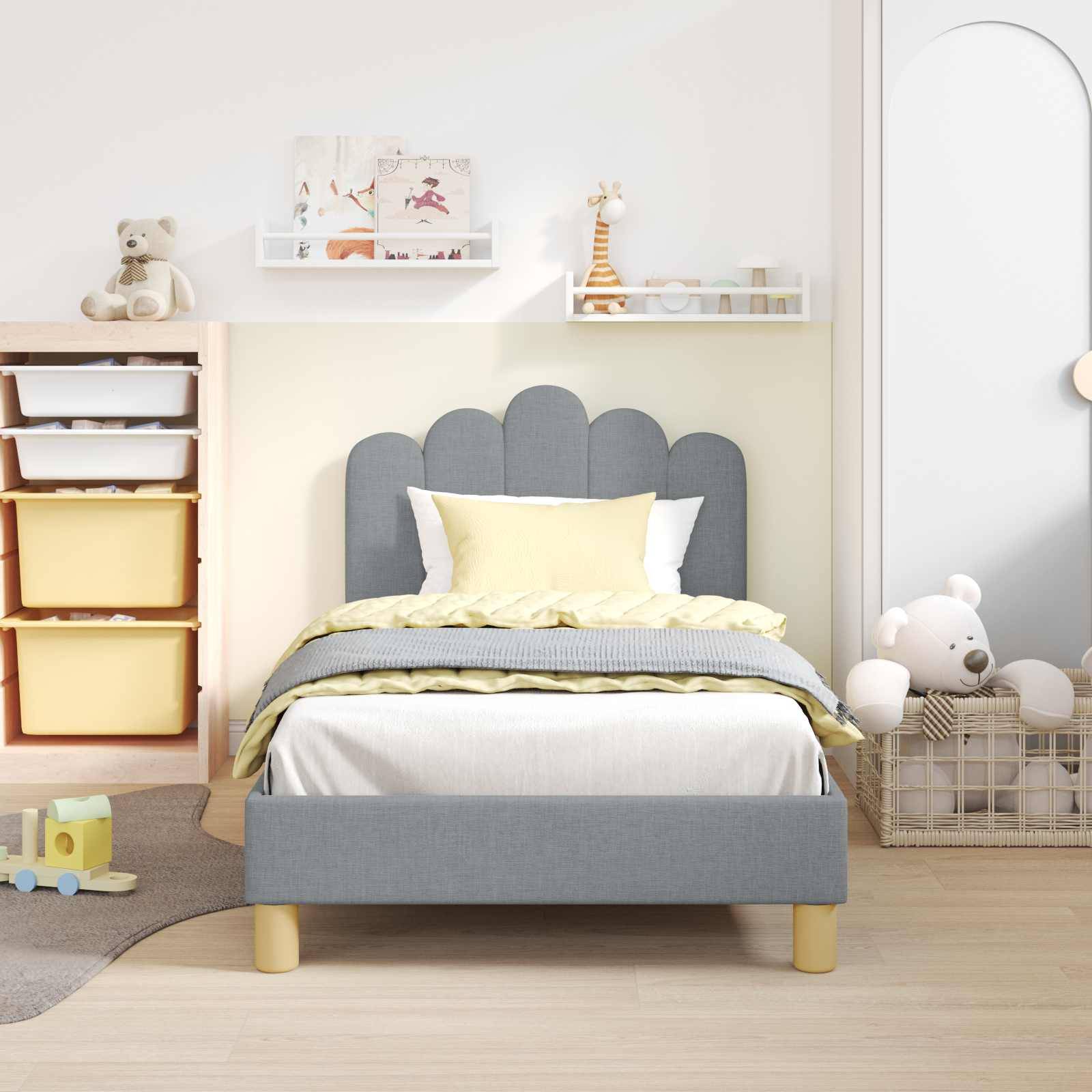 Ein ordentlich gestaltetes Kinderzimmer mit einem grau gepolsterten Bett, Spielzeugspeicher, Regalen und Plüschtieren in einer sanften Pastellumgebung.