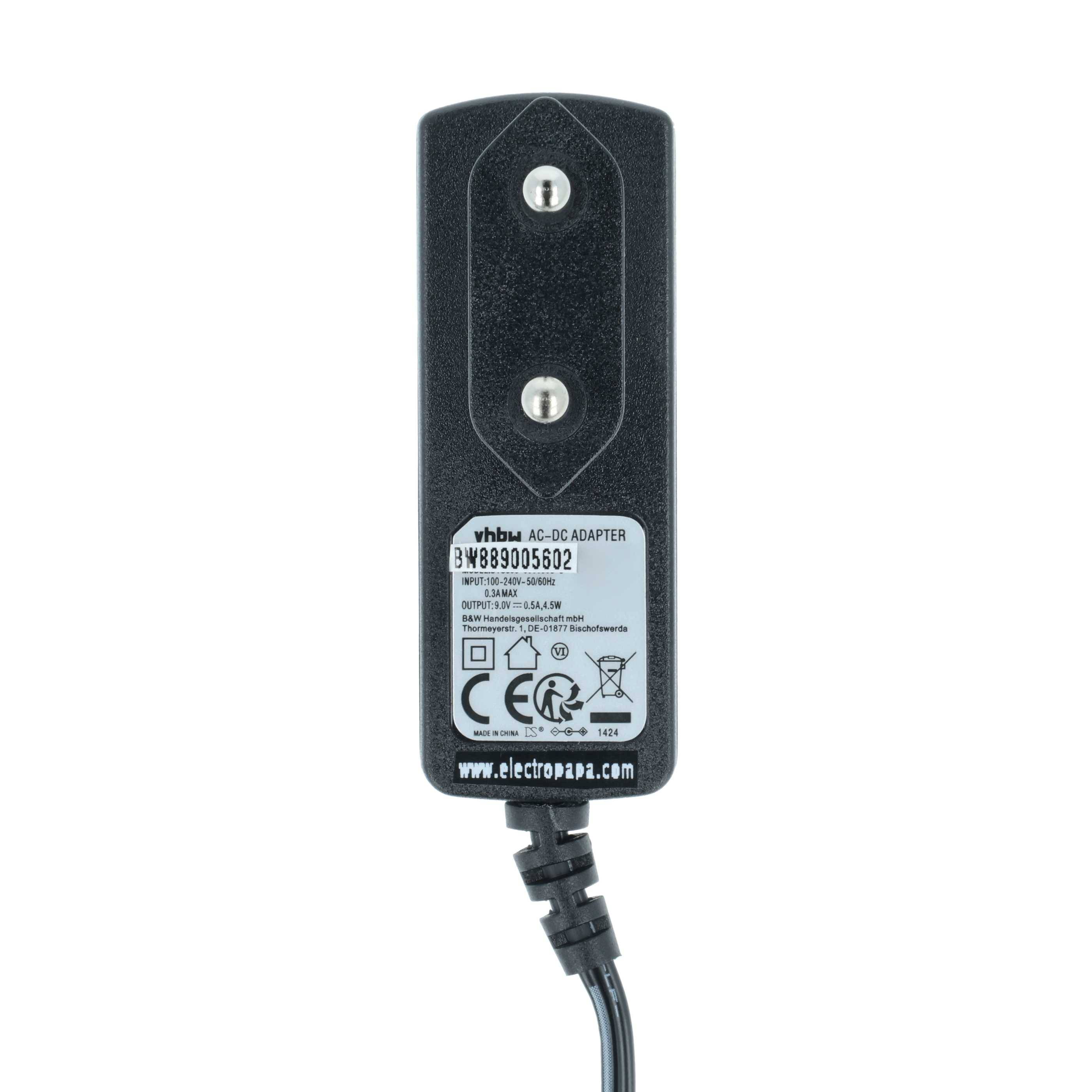 AC-DC-Adapter mit Produktetikett und Zertifizierungssymbolen wird gezeigt.