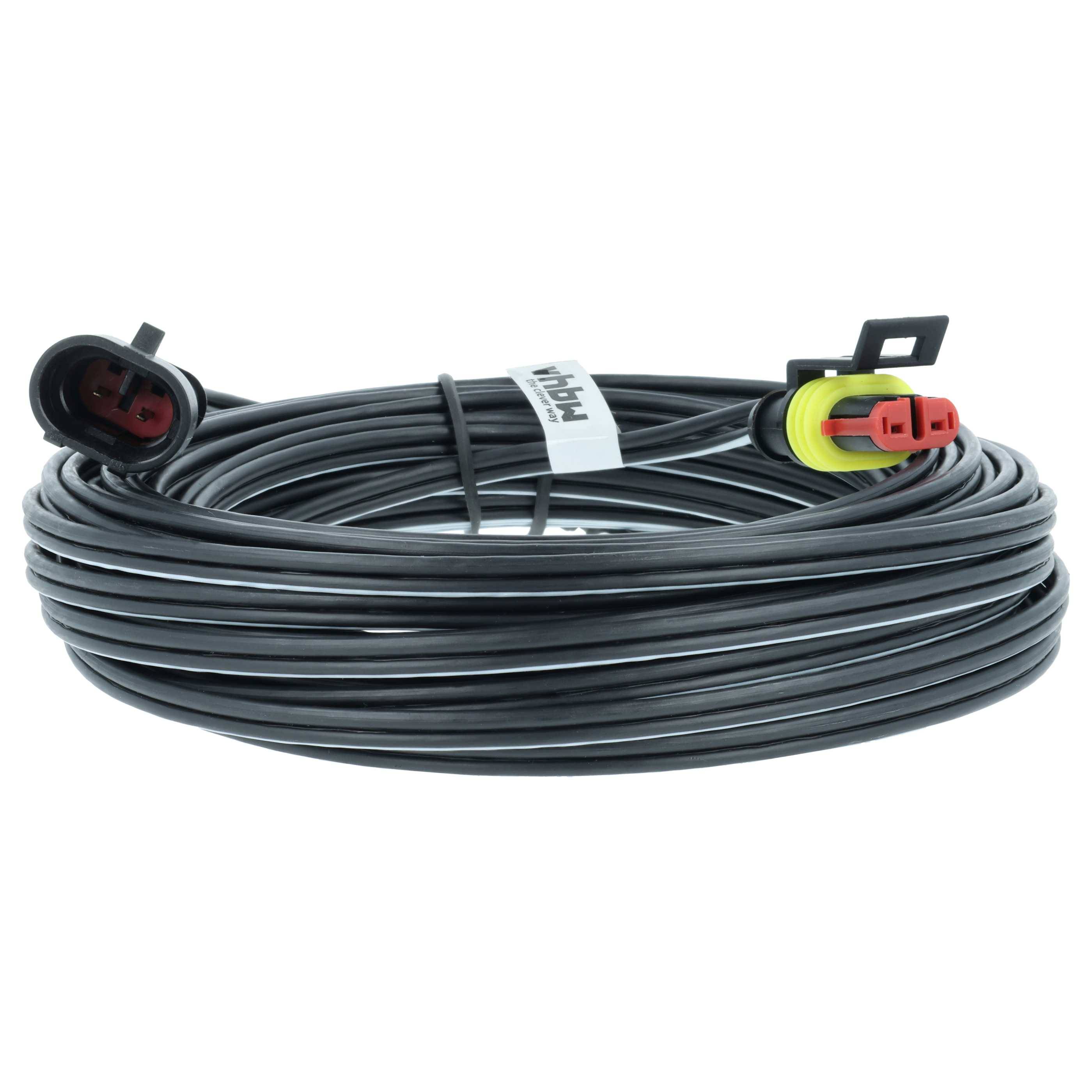 Ein aufgewickeltes schwarzes Verlängerungskabel mit Anschlüssen an beiden Enden, mit einer beschrifteten Klemme befestigt.