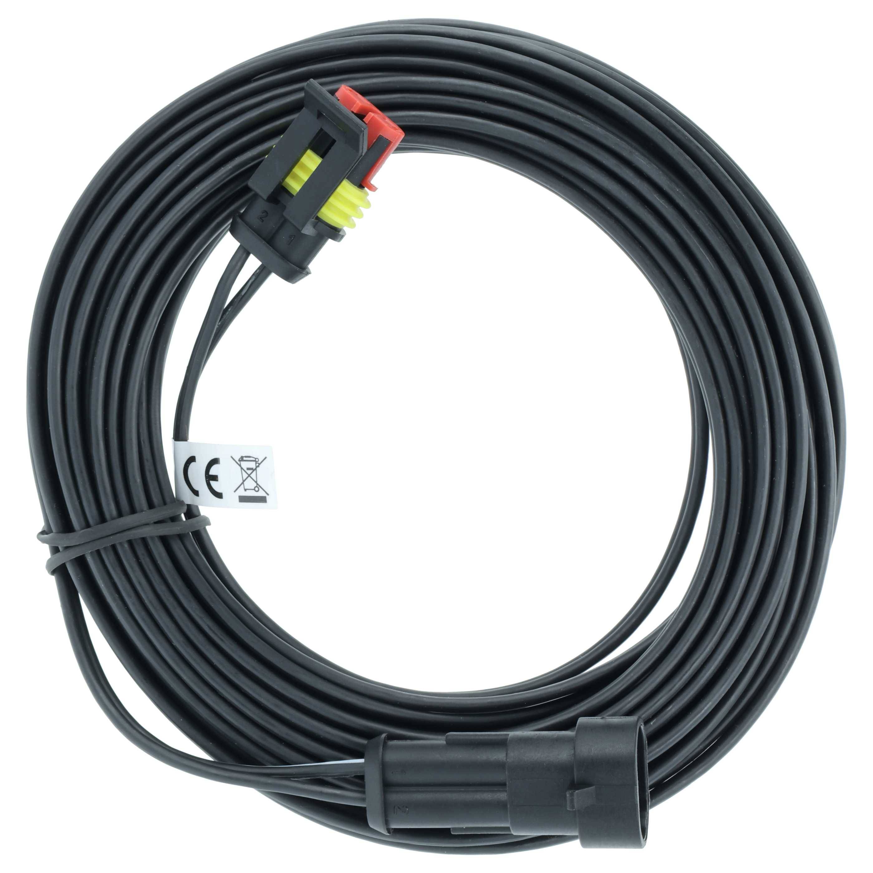 Ein gewickeltes schwarzes Elektrokabel mit Anschlüssen an beiden Enden, versehen mit Sicherheitsetiketten, konzipiert für den Einsatz in Automobilen oder elektronischen Geräten.