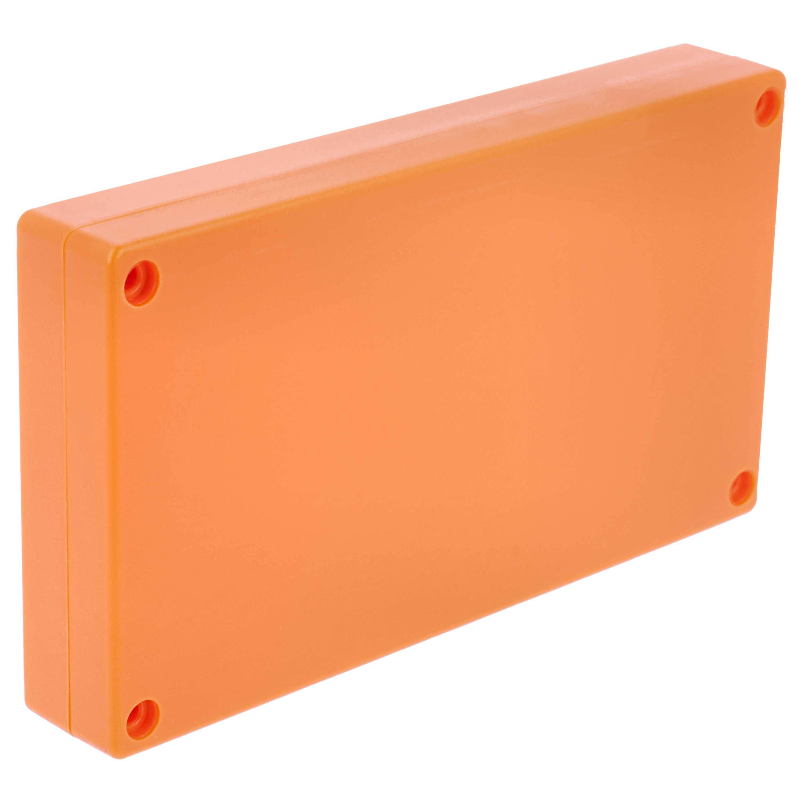 Eine orangefarbene rechteckige Kunststoffverkleidung mit abgerundeten Ecken und Schraubenbohrungen an jeder Ecke, von einem Winkel aus betrachtet.