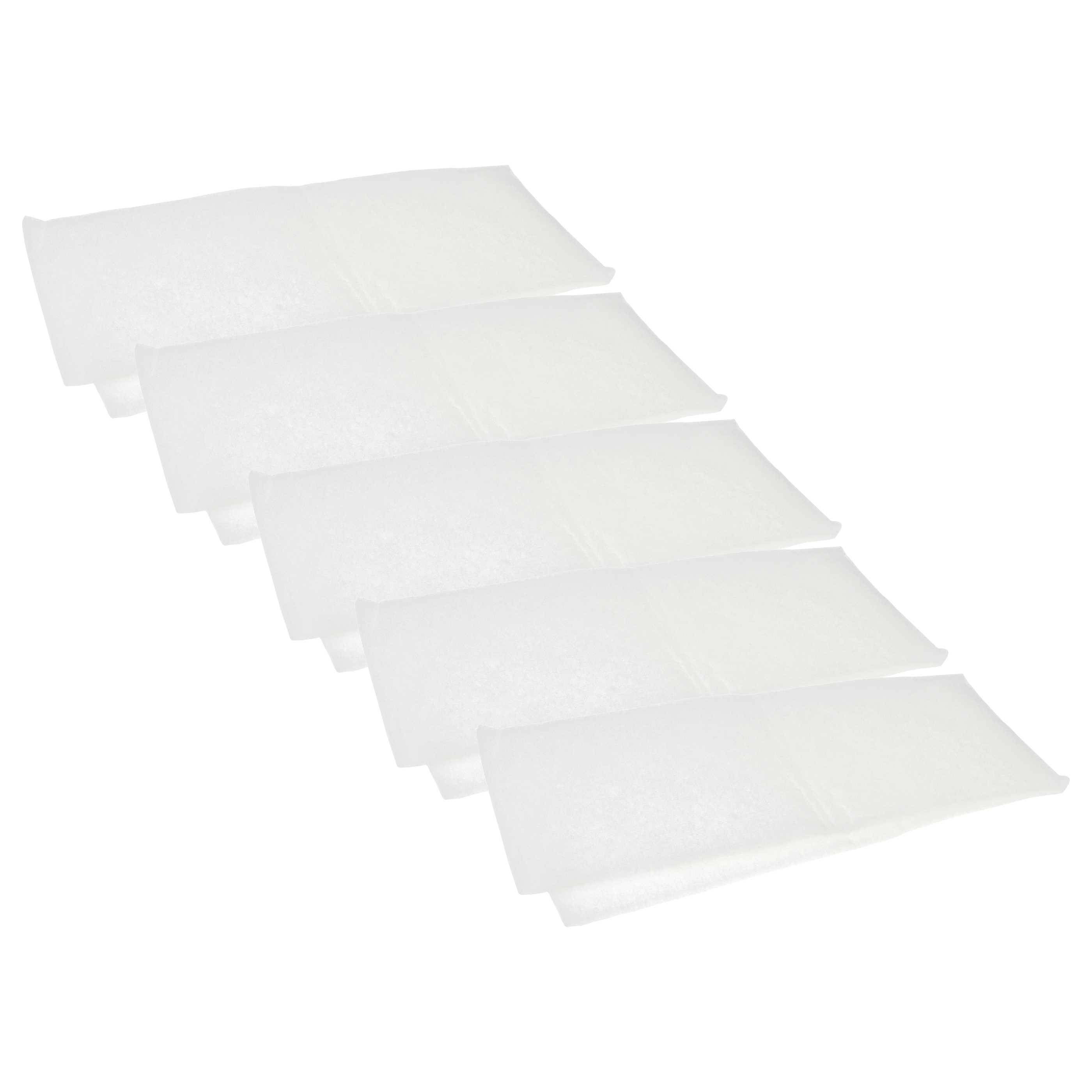 Fünf gestapelte weiße Luftfilterblätter, leicht versetzt ausgerichtet, die ihr dünnes, poröses Material zur Schau stellen.