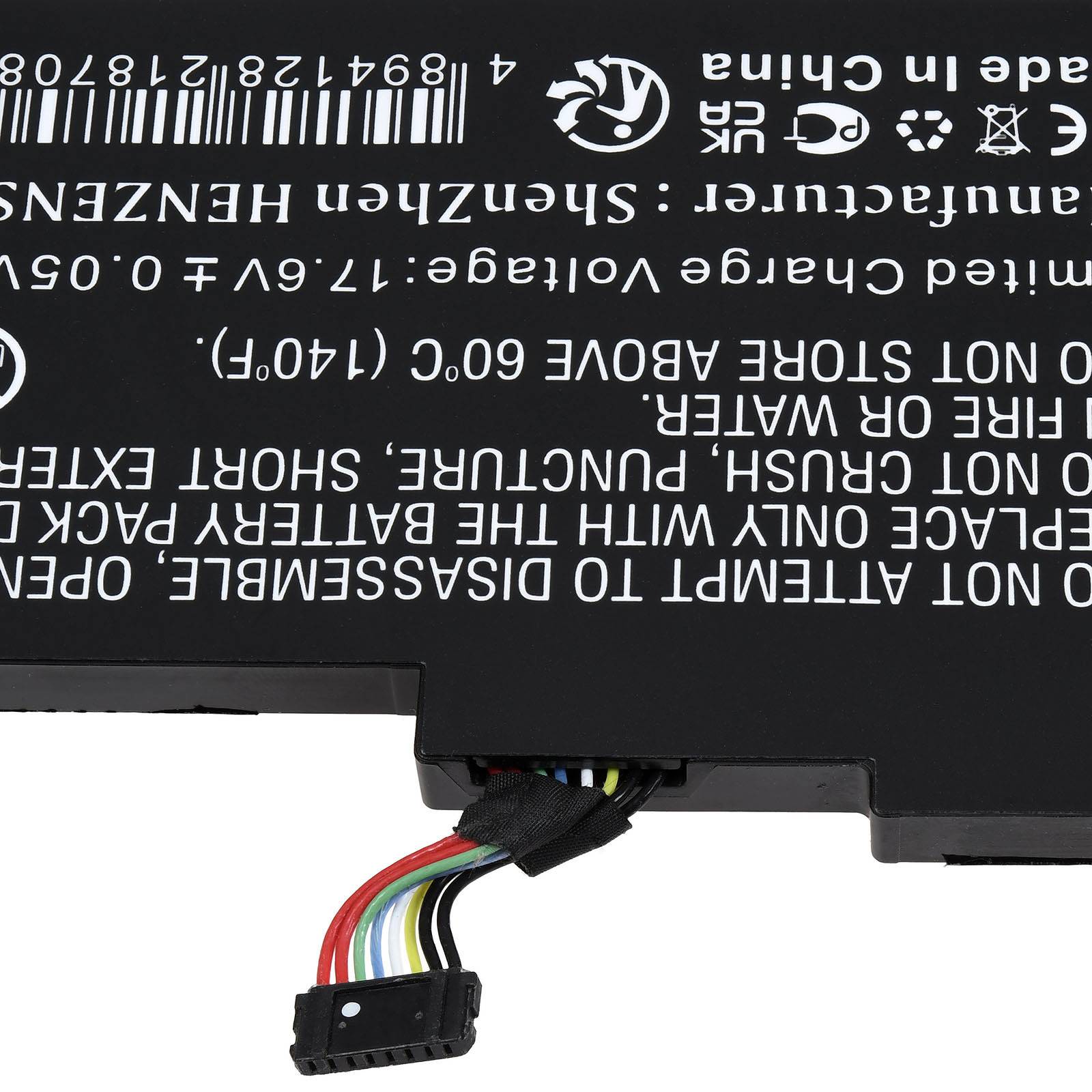 Nahaufnahme eines Batteriepacks mit Warnhinweistext auf Englisch und einem mehrsprachigen Warnschild. Ein Anschluss mit mehrfarbigen Kabeln ist sichtbar.