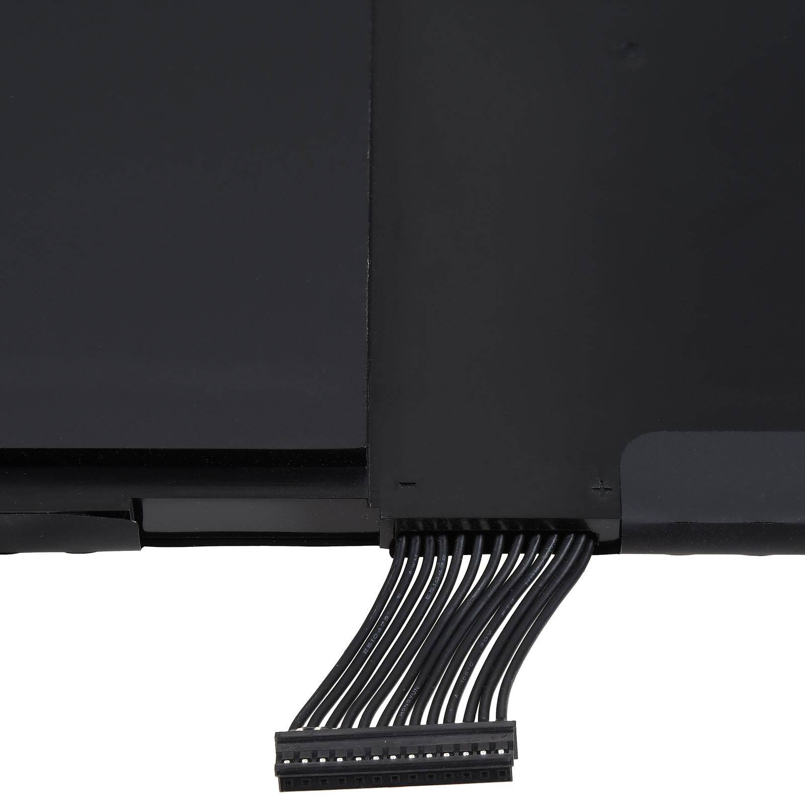 Ein Nahaufnahmebild einer Laptop-Batterie mit einem Anschluss und sichtbaren Kabeln am unteren Rand.