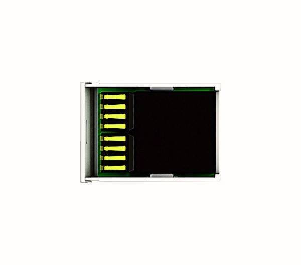 Ein weißer USB-Stecker mit sichtbaren goldenen Anschlüssen, von unten aufgenommen, auf einem einfarbigen weißen Hintergrund.