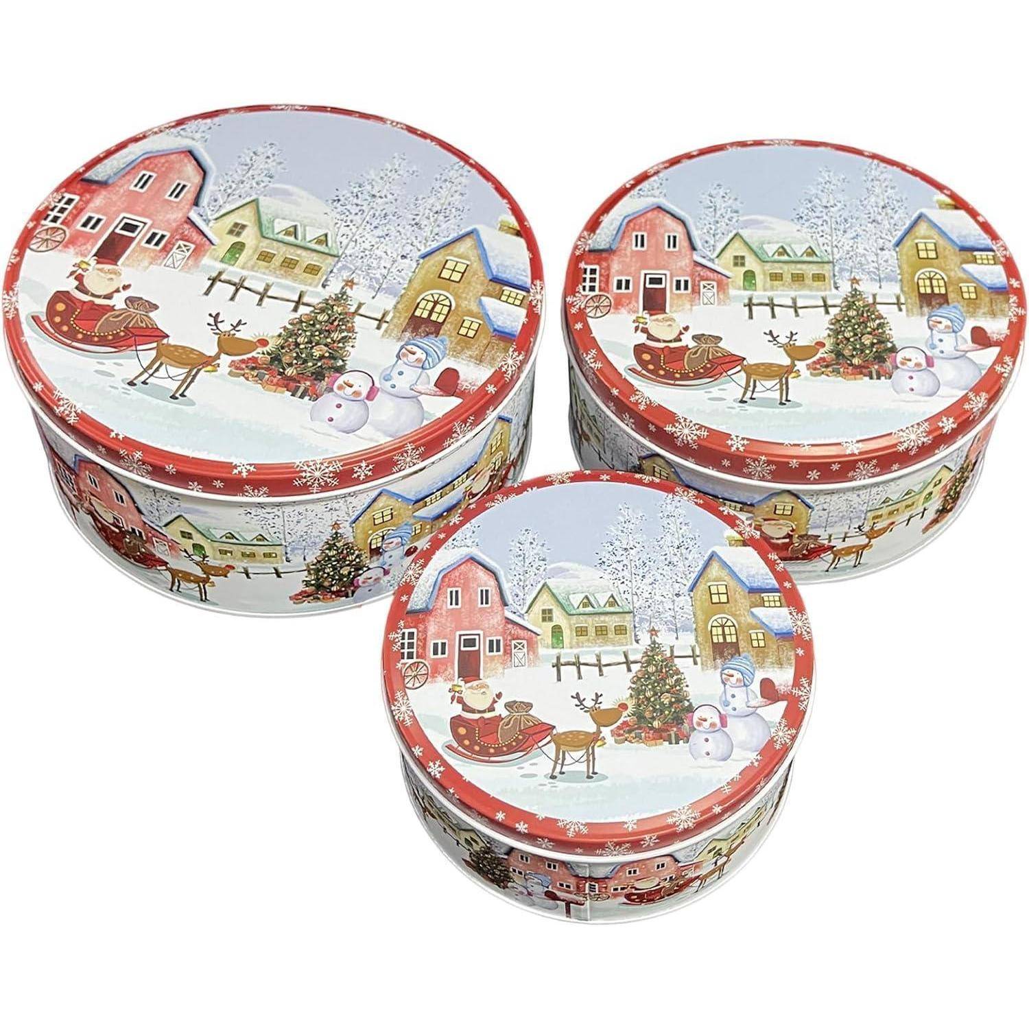 Drei runde Blechdosen mit Weihnachtsdorf-Szenen, die den Weihnachtsmann im Schlitten, Rentiere sowie schneebedeckte Häuser und Bäume zeigen.