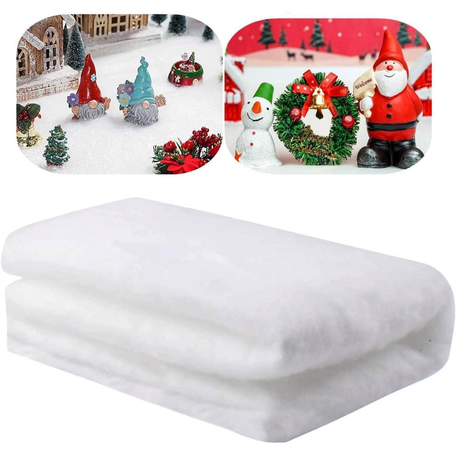 Zwei Bilder von festlicher Dekoration: eines mit Gnomen und kleinen Häusern; das andere mit einem Schneemann, einem Kranz und einer Weihnachtsmannfigur; ein gefaltetes weißes Tuch darunter.