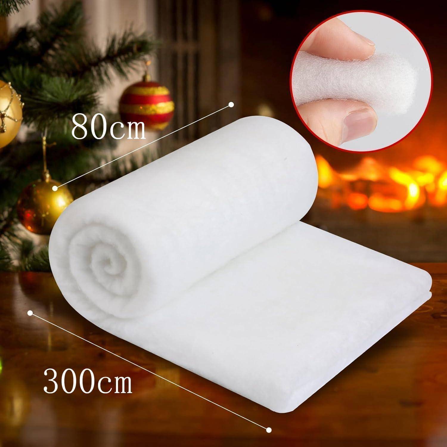 Eine gerollte weiße Fleecerolle mit den Abmessungen 80 cm x 300 cm wird in der Nähe eines Weihnachtsbaums und eines Kamins präsentiert und zeigt ihre Weichheit in einer Nahaufnahme.