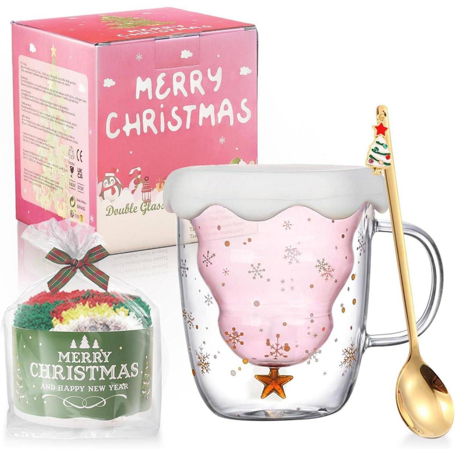 Glaskrug mit festlichem Schneeflocken- und Baumdesign, rosa Schachtel mit 'Frohe Weihnachten' und Löffel. Backmischungspaket mit 'Frohe Weihnachten' Etikett.