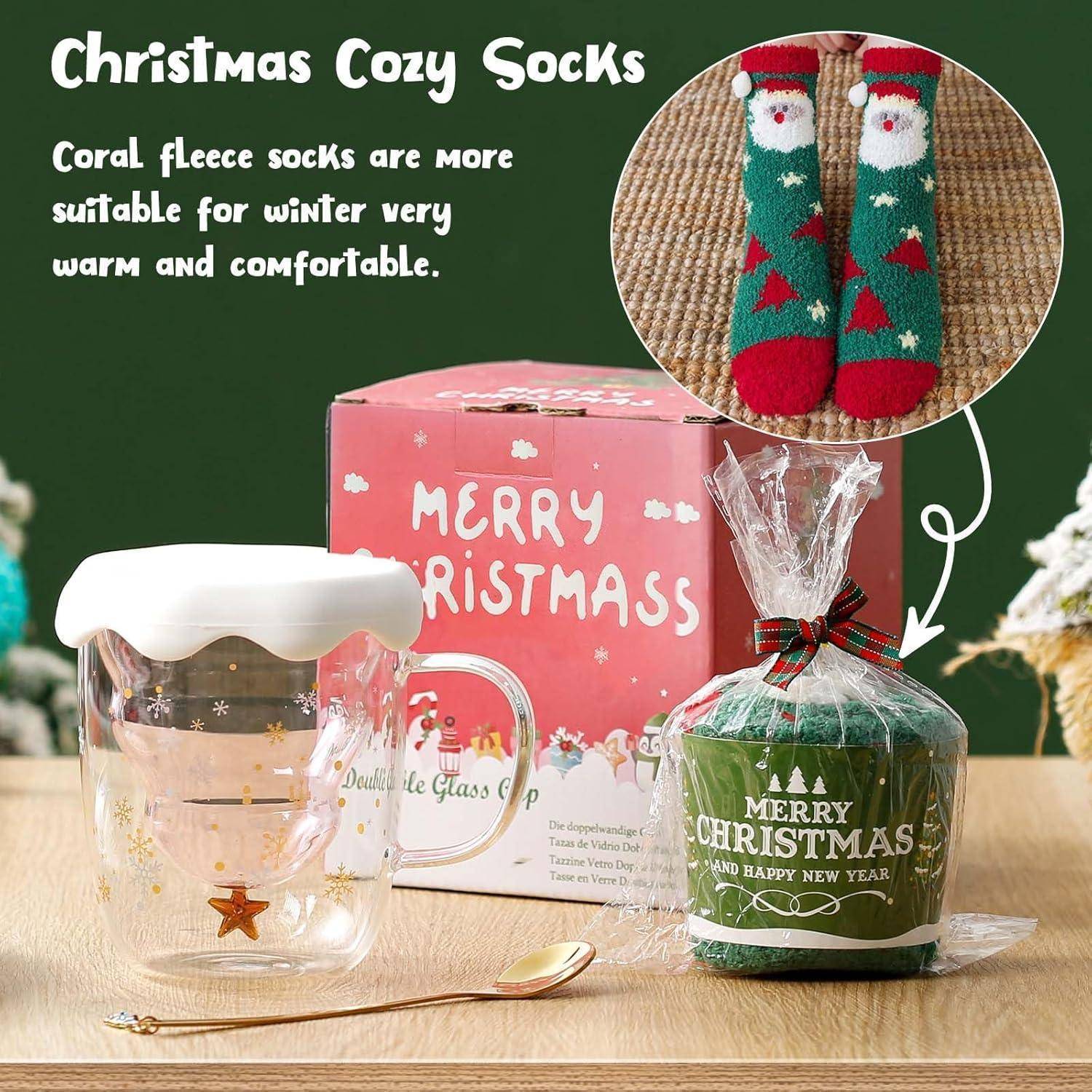 Weihnachtliche Kuschelsocken' präsentieren ein festliches Design in Rot und Grün mit Weihnachtsmann-Mustern. Inklusive Glasbecher und Geschenkverpackung, ideal für die Winterzeit.