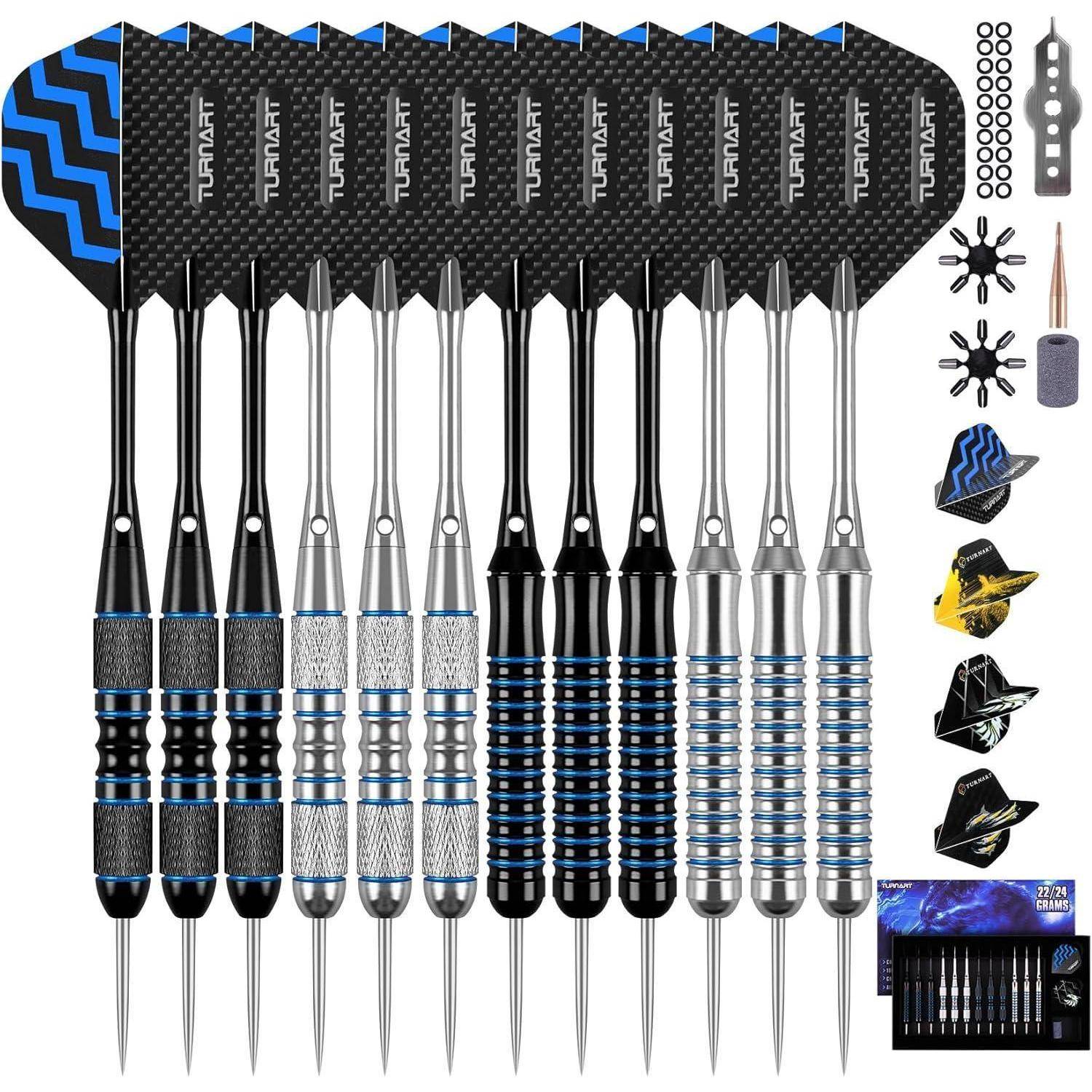 Dart-Set inklusive 12 schwarzen/silbernen Pfeilen mit blauen Akzenten, verschiedenen Metallschäften und multiplen Flugdesigns auf weißem Hintergrund.