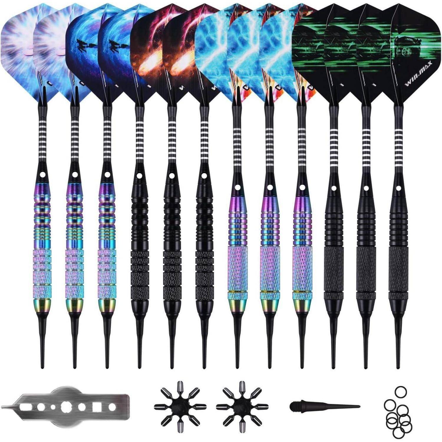 Ein Set aus zwölf Dartpfeilen mit mehrfarbigen Flights und metallischen Läufen, ergänzt durch zusätzliche Spitzen und Zubehör.