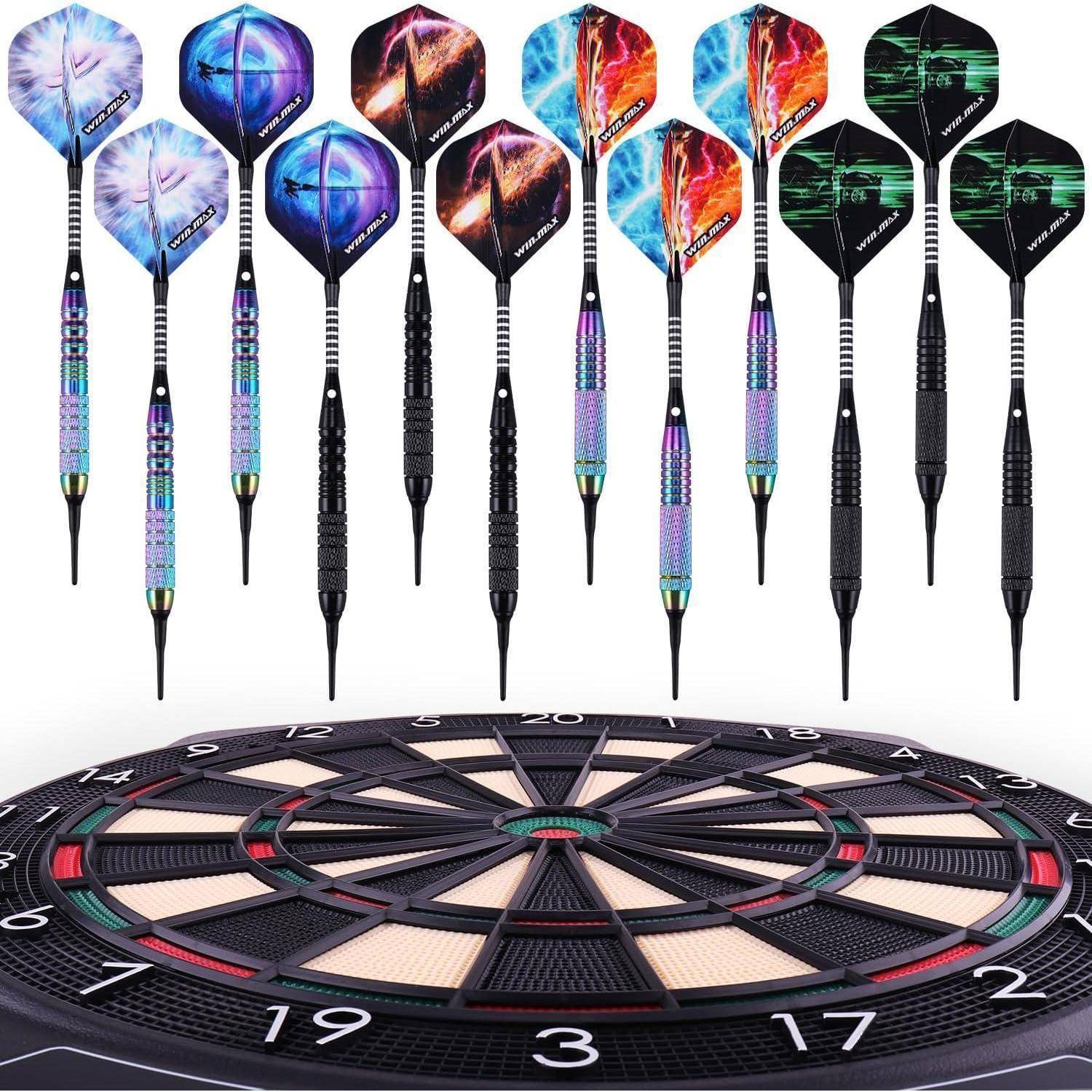 Ein Satz Dartpfeile mit verschiedenen bunten Designs wird über einer Dartscheibe präsentiert, die konzentrische Segmente und Zahlen zur Punkteermittlung zeigt.
