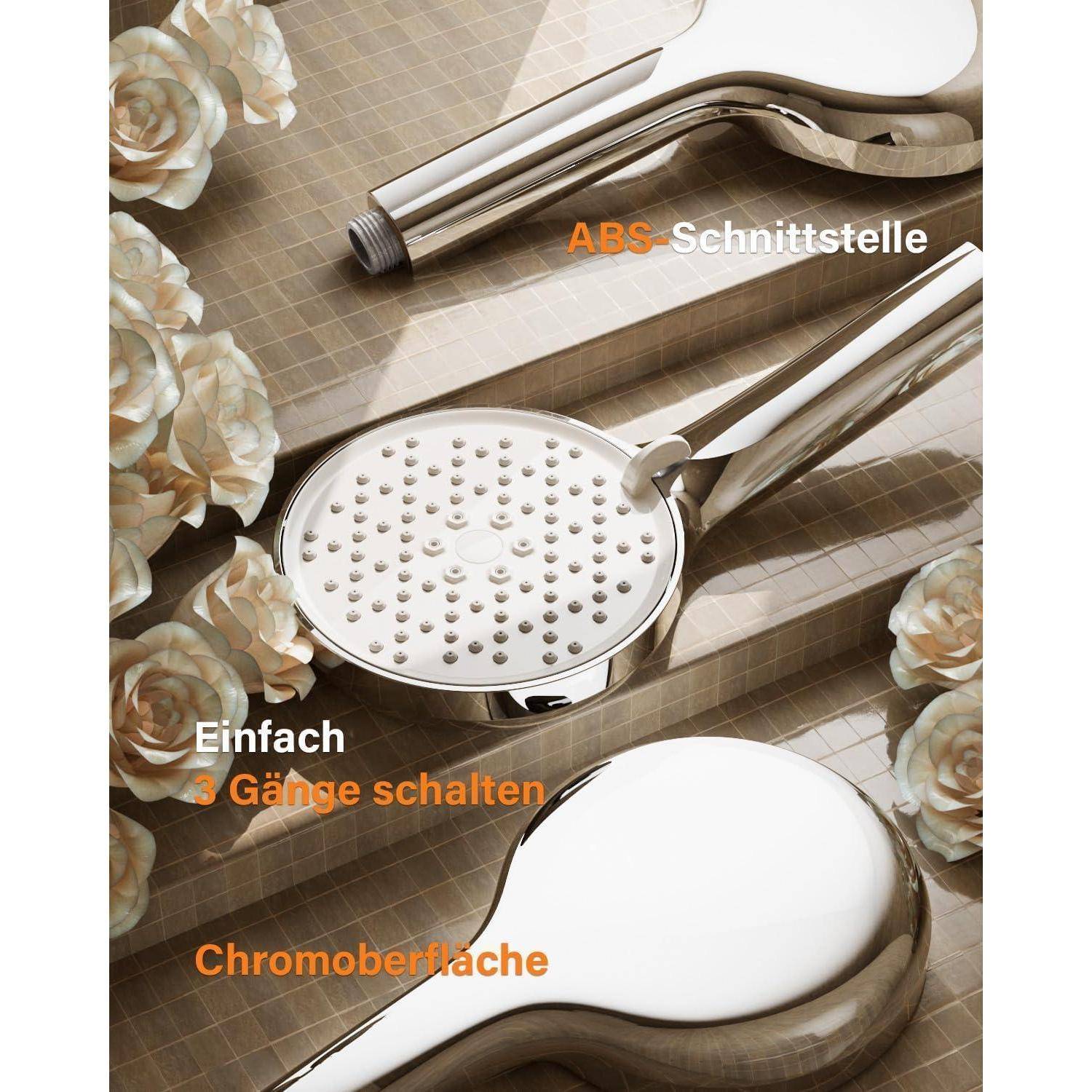 Duschkopf mit 'ABS-Schnittstelle', 'Chromoberfläche' und 'Einfach 3 Gänge schalten', platziert auf einer beigen Fliesenoberfläche mit Rosen.