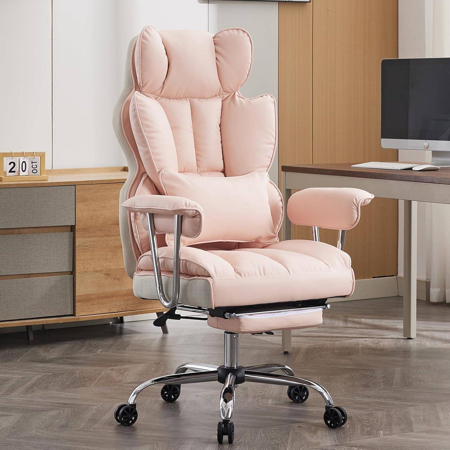 Ein kuscheliger, rosa ergonomischer Bürostuhl mit Fußstütze in einem modernen Heimarbeitszimmer mit Holzmöbeln und einem Teppichboden.