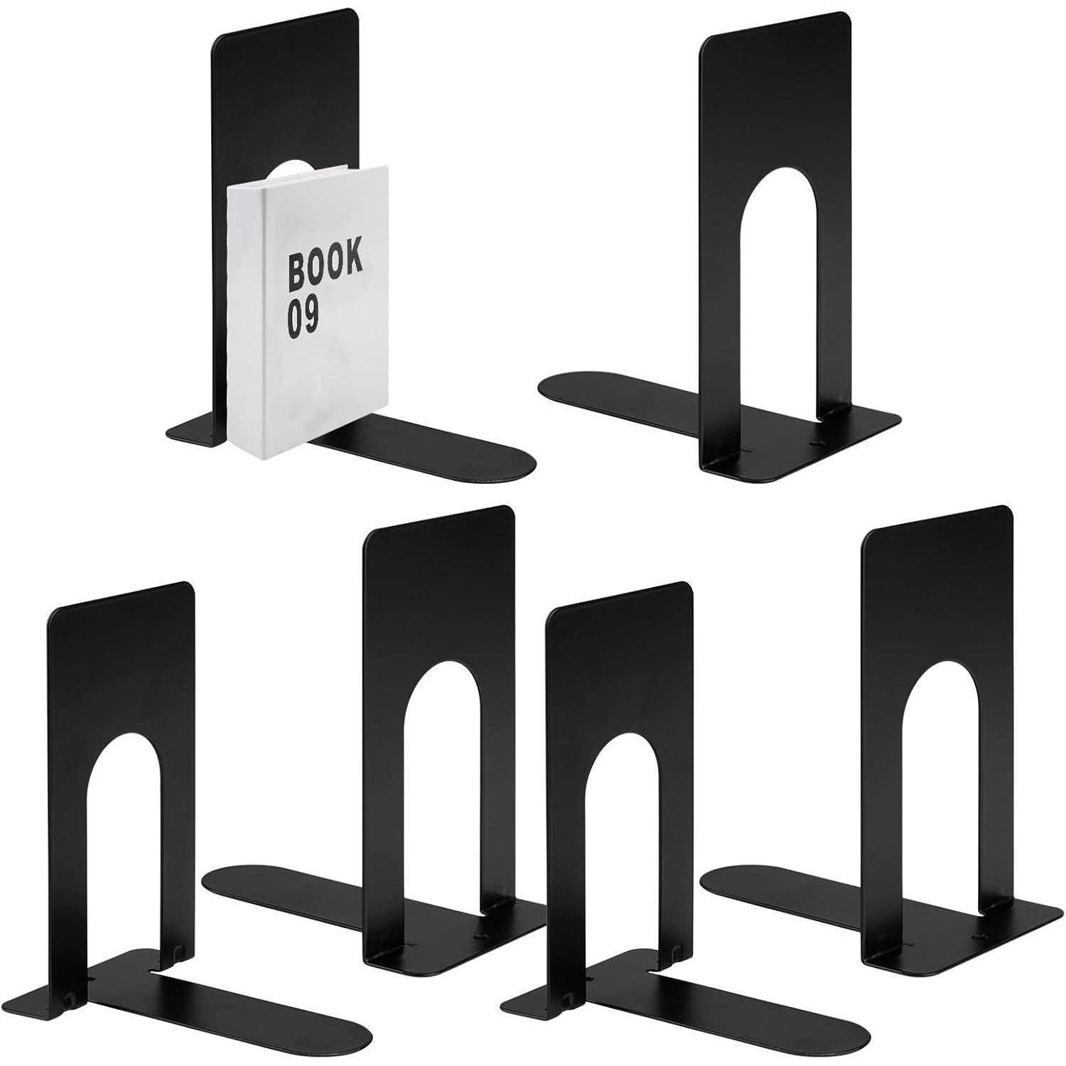 Schwarze Metallbuchstützen mit minimalistischem Design, versehen mit einer flachen Basis und einem halbkreisförmigen Ausschnitt. Eine hält ein Buch mit dem Titel „Buch 09