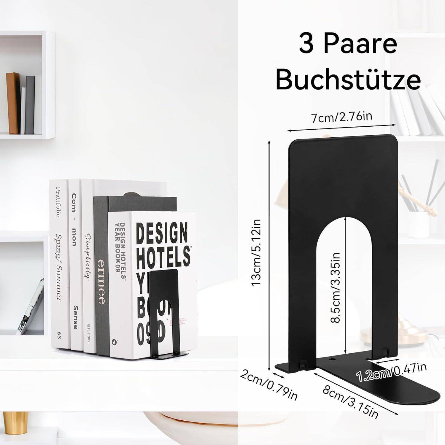Ein Set schwarzer Buchstützen, die Bücher aufrecht auf einem weißen Regal halten. Ein Etikett zeigt '3 Paare Buchstütze' mit aufgeführten Abmessungen: 13 cm x 7 cm x 8,5 cm.