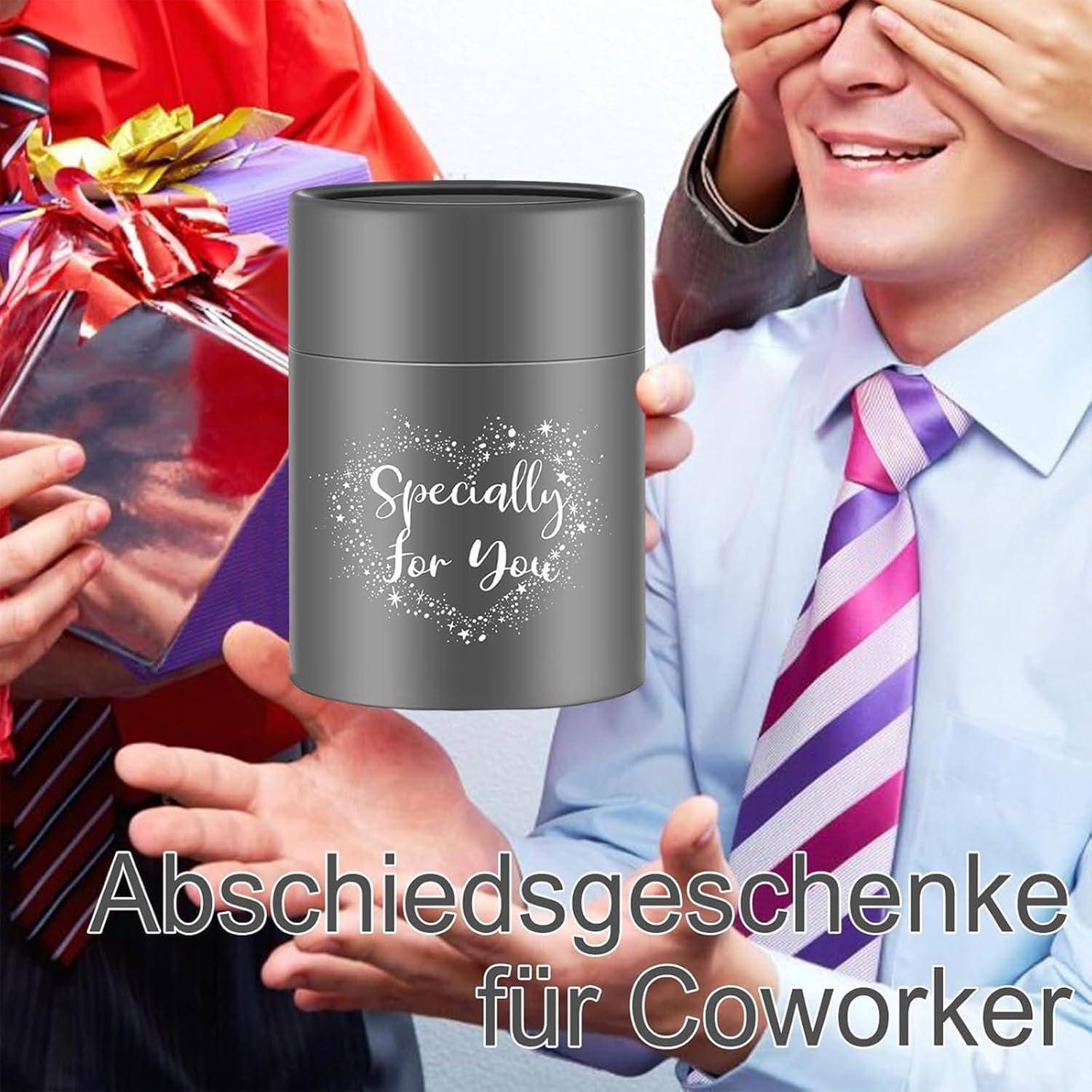 Zwei Personen in Businesskleidung; einer im Anzug hält ein Geschenk, während der andere seine Augen bedeckt. 'Abschiedsgeschenke für Kollegen' Text darunter.