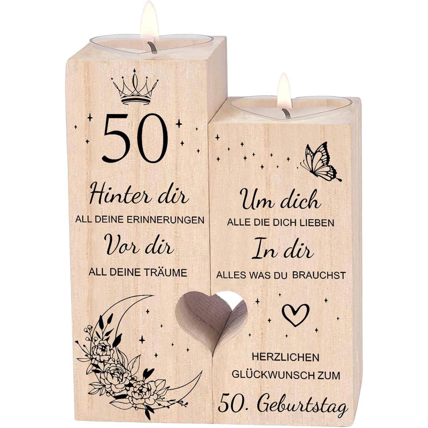 Zwei Holzkerzenhalter mit '50' und eingraviertem deutschem Text für einen 50. Geburtstag, inklusive Blumen- und Herzdesigns.