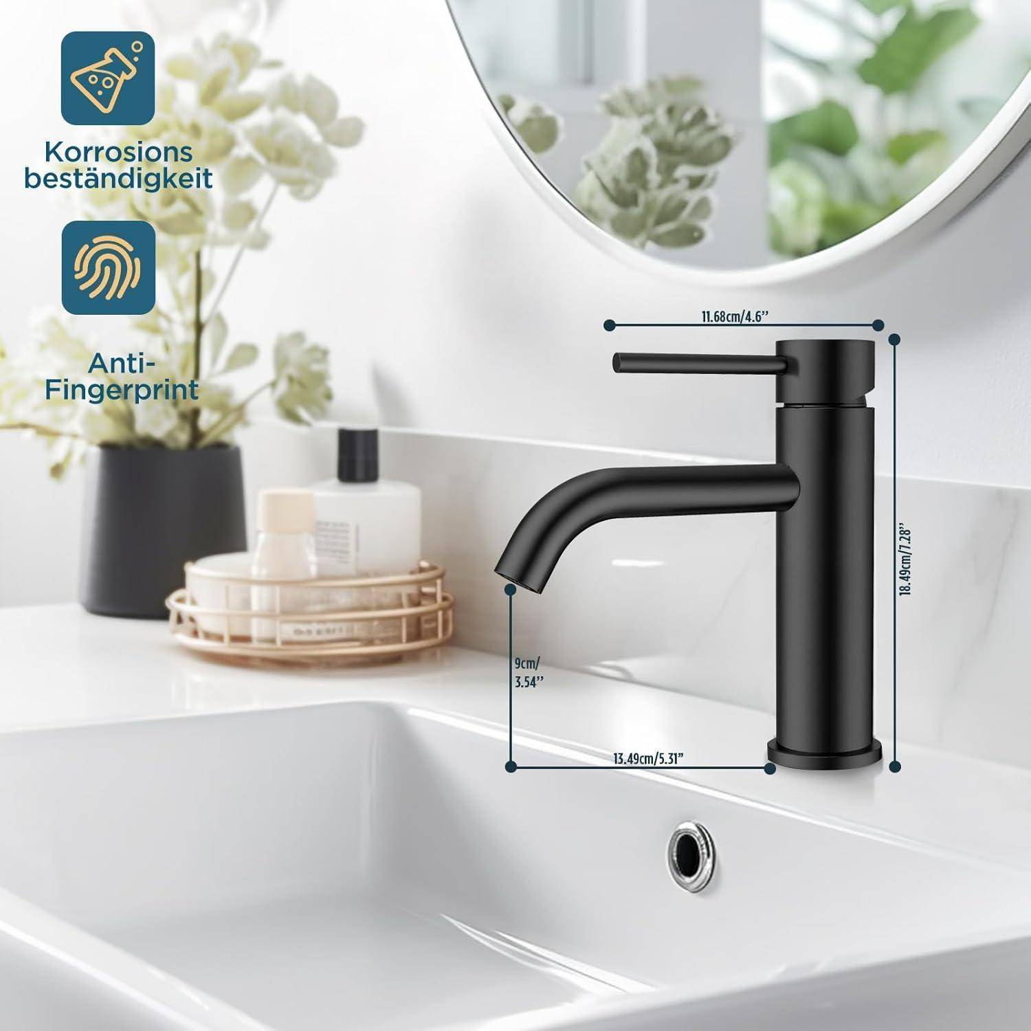 Eine moderne schwarze Badezimmerarmatur mit Fingerabdruck-Schutz und Korrosionsbeständigkeit ist auf einem weißen Waschbecken installiert, über dem ein runder Spiegel hängt.