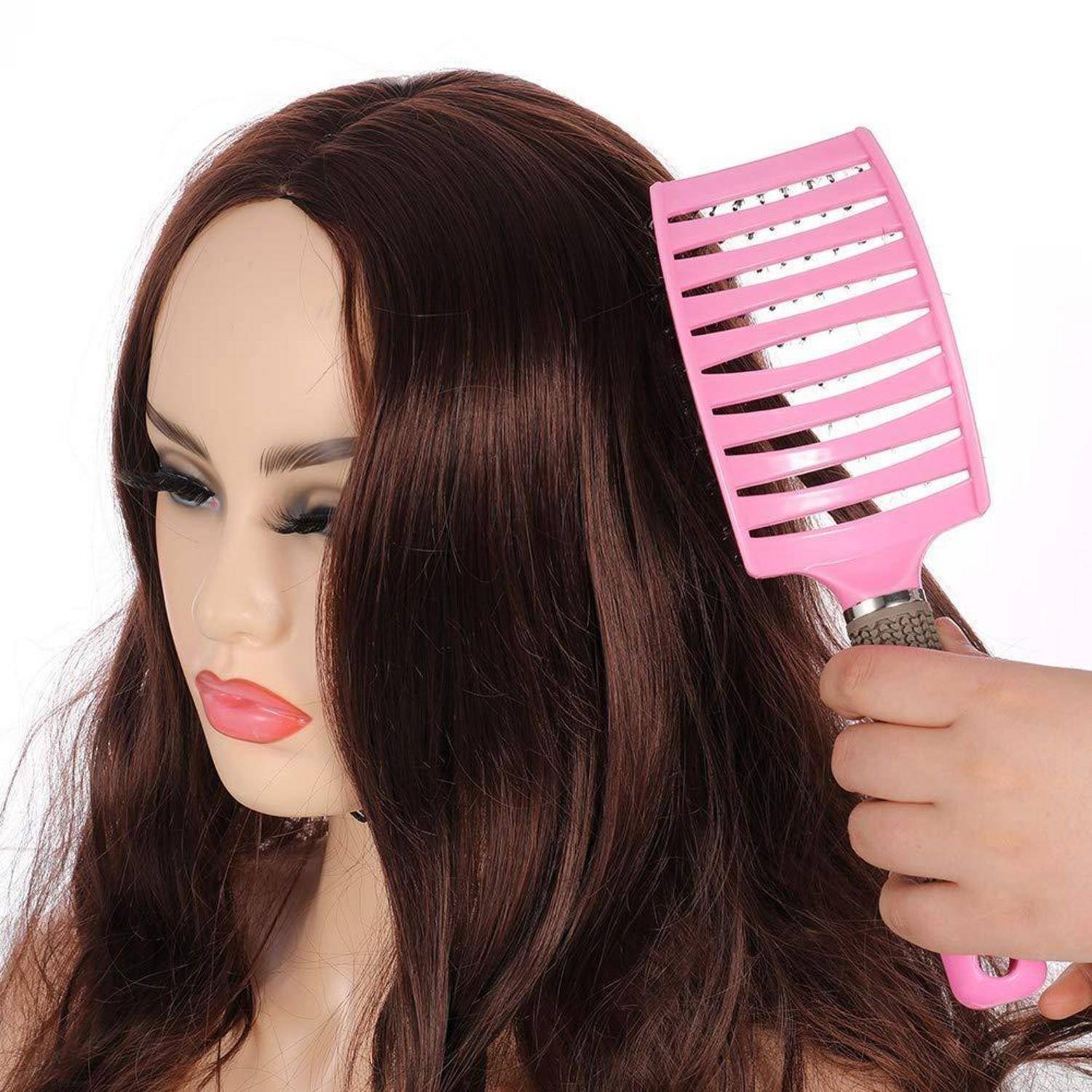 Ein Schaufensterpuppe mit langen braunen Haaren wird mit einer pinken Haarbürste gekämmt.