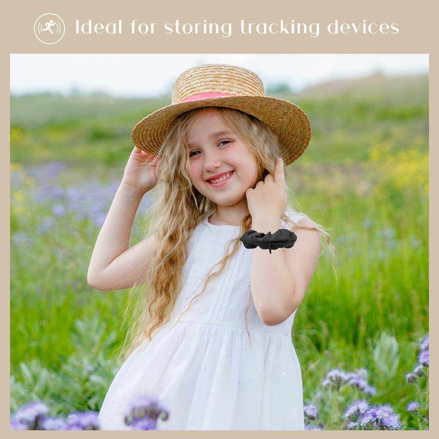 Ein junges Mädchen auf einem Feld, das einen Strohhut und ein weißes Kleid trägt und lächelt. Der Text lautet: „Ideal zum Verstauen von Tracking-Geräten