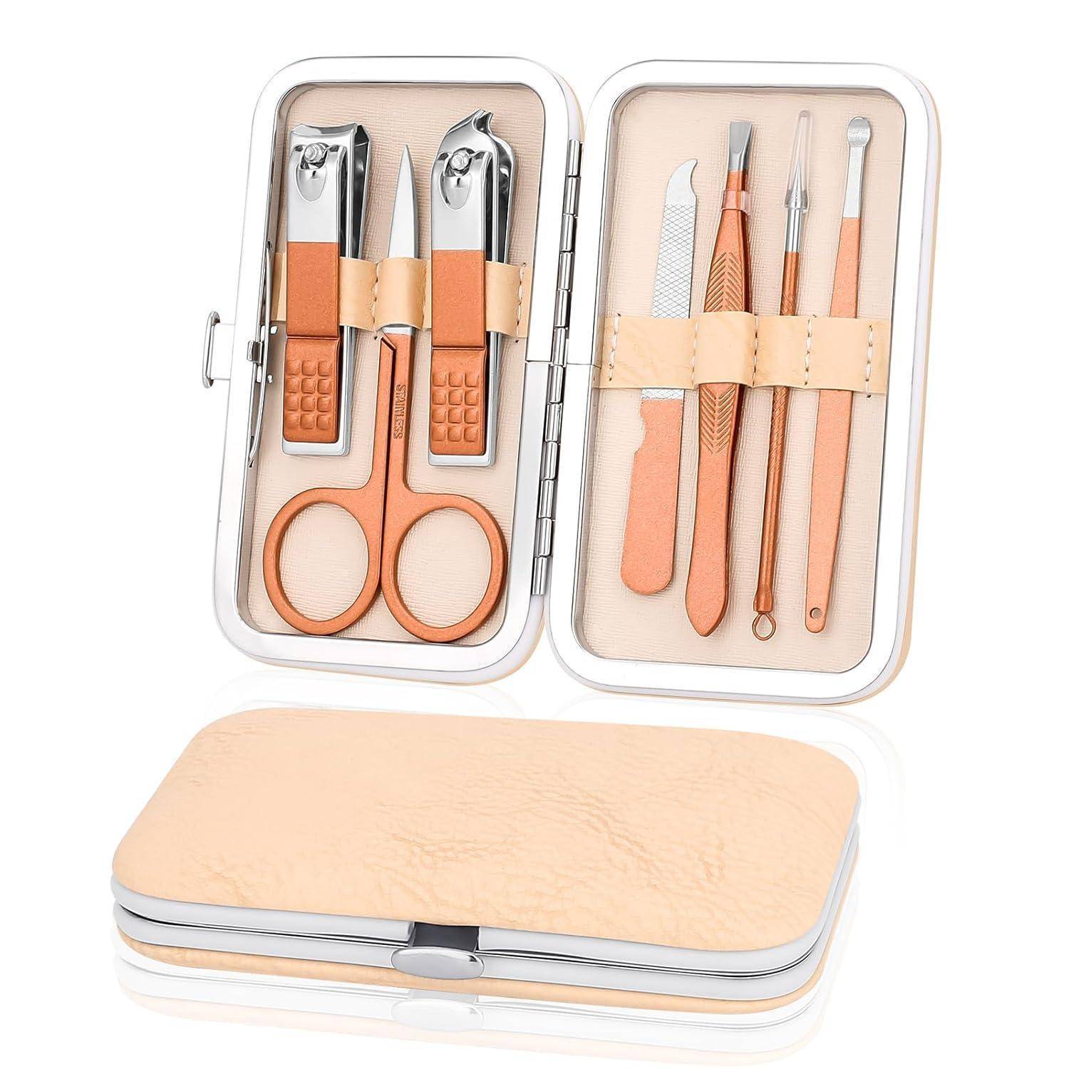 Ein beige Maniküre-Set in einem geöffneten Etui mit Nagelknipser, Schere, Nagelfeile, Pinzette und Nagelhautschiebern, die ordentlich angeordnet sind.
